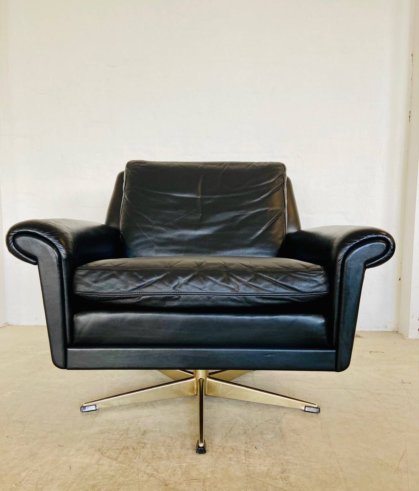 Vintage Danish mid-century leather lounge chair in black leather by G. Thams 1975