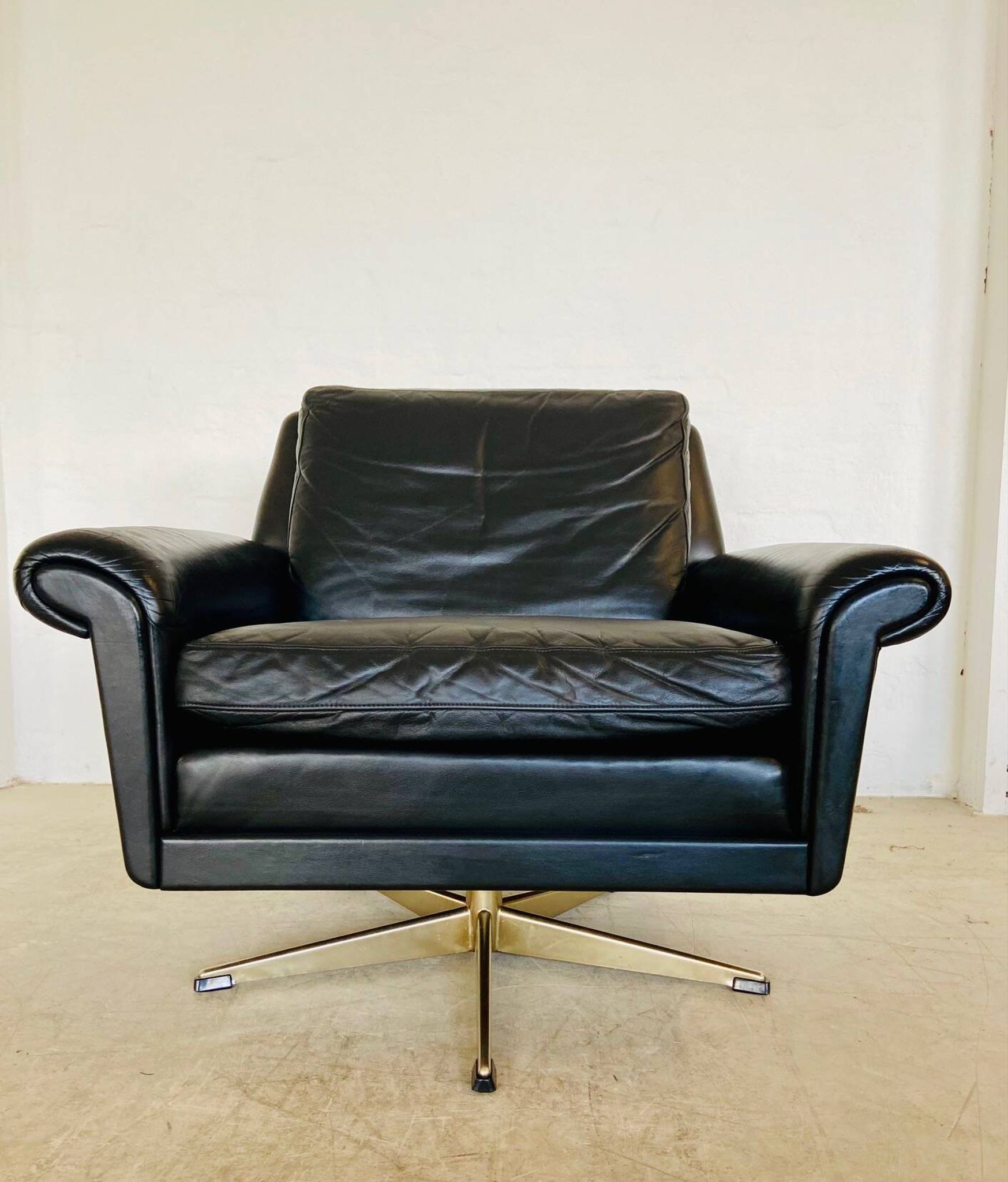 Vintage Danish mid-century leather lounge chair in black leather by G. Thams 1975