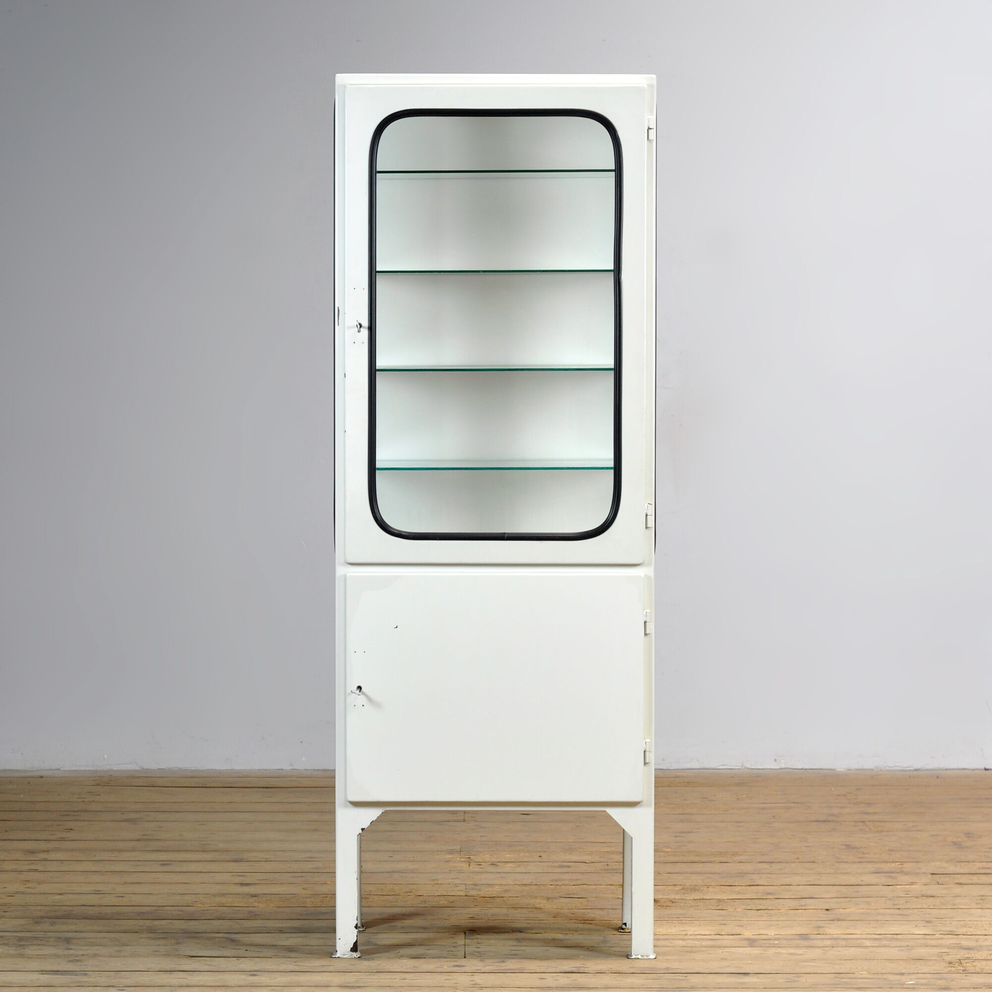 Vintage medicine cabinet, 1970s