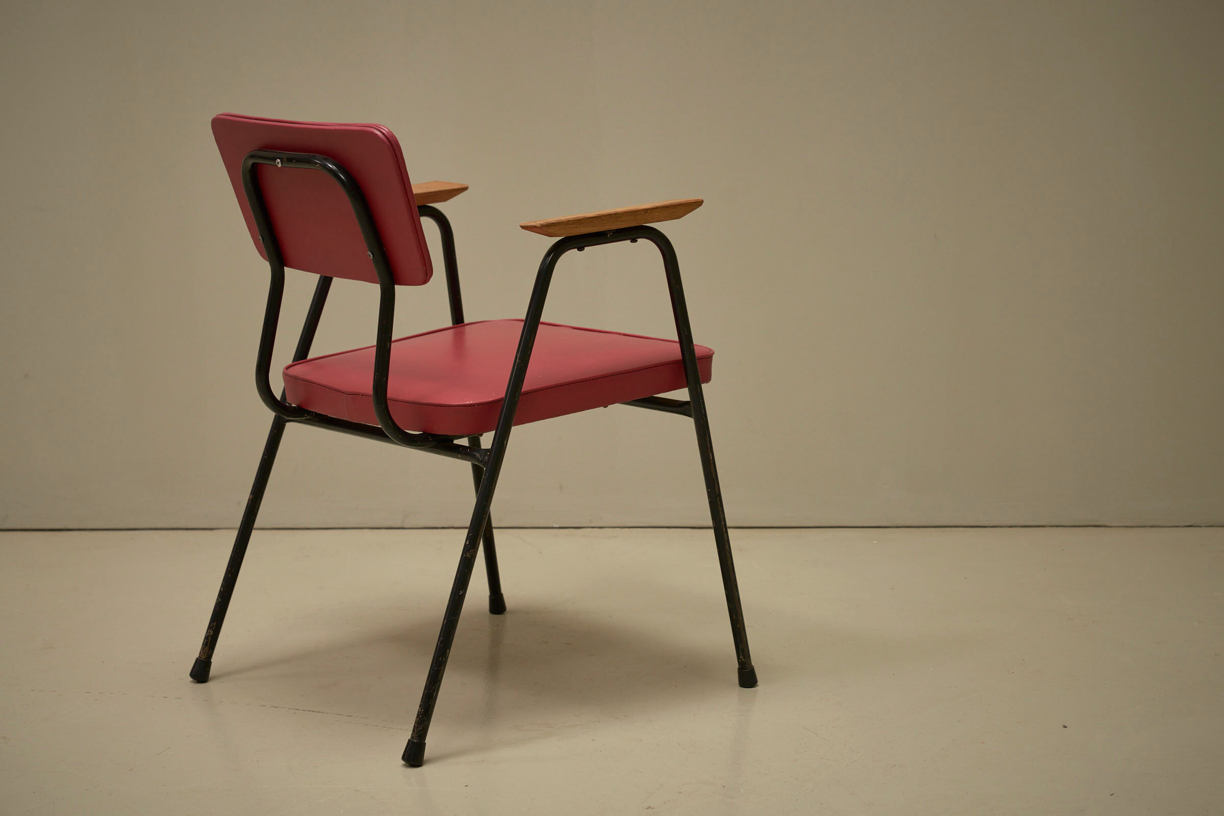 Chaise 'M' en rose foncé par Pierre Guariche pour Meurop