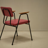 Chaise 'M' en rose foncé par Pierre Guariche pour Meurop
