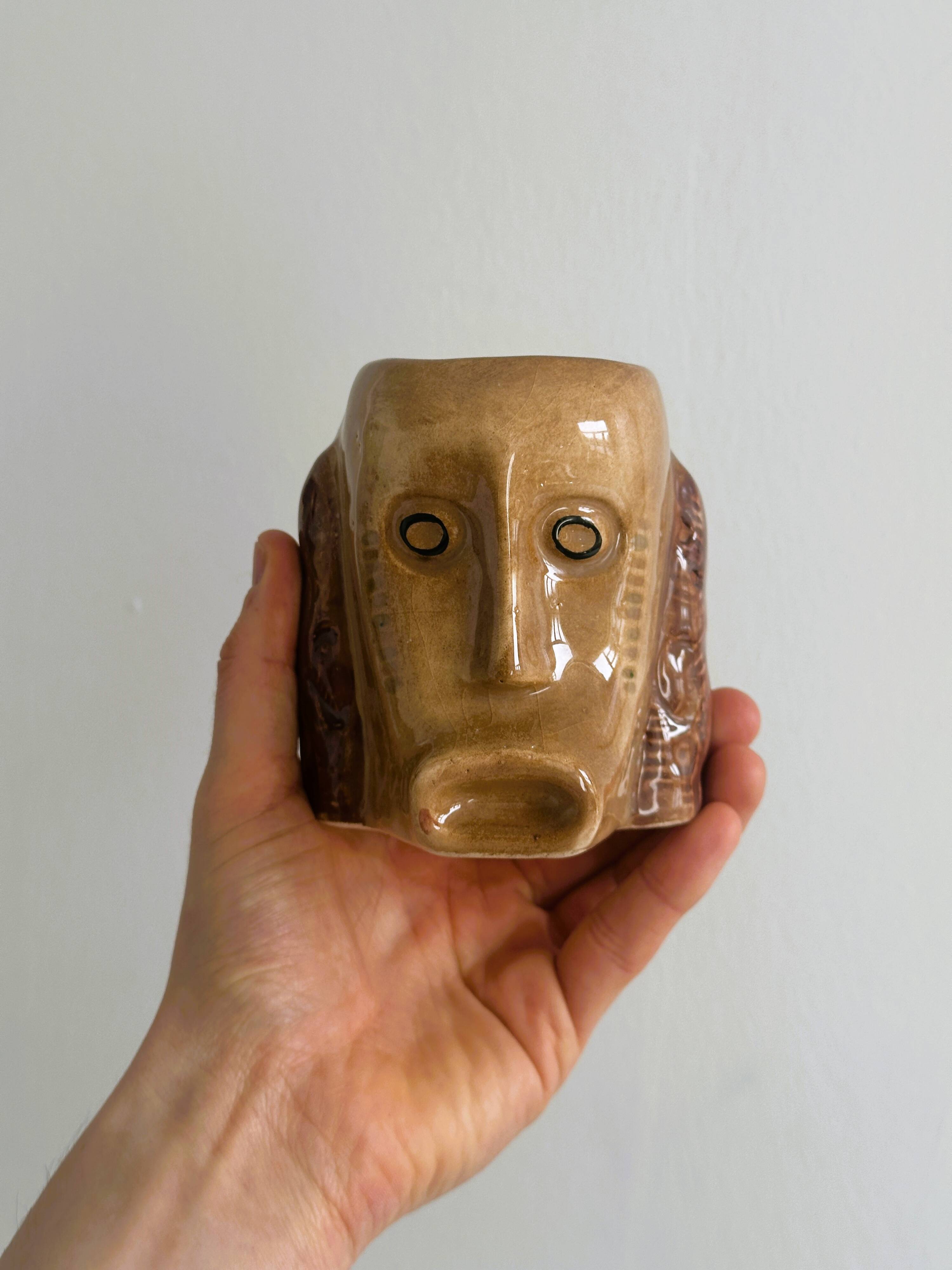 Faces ceramic mug.