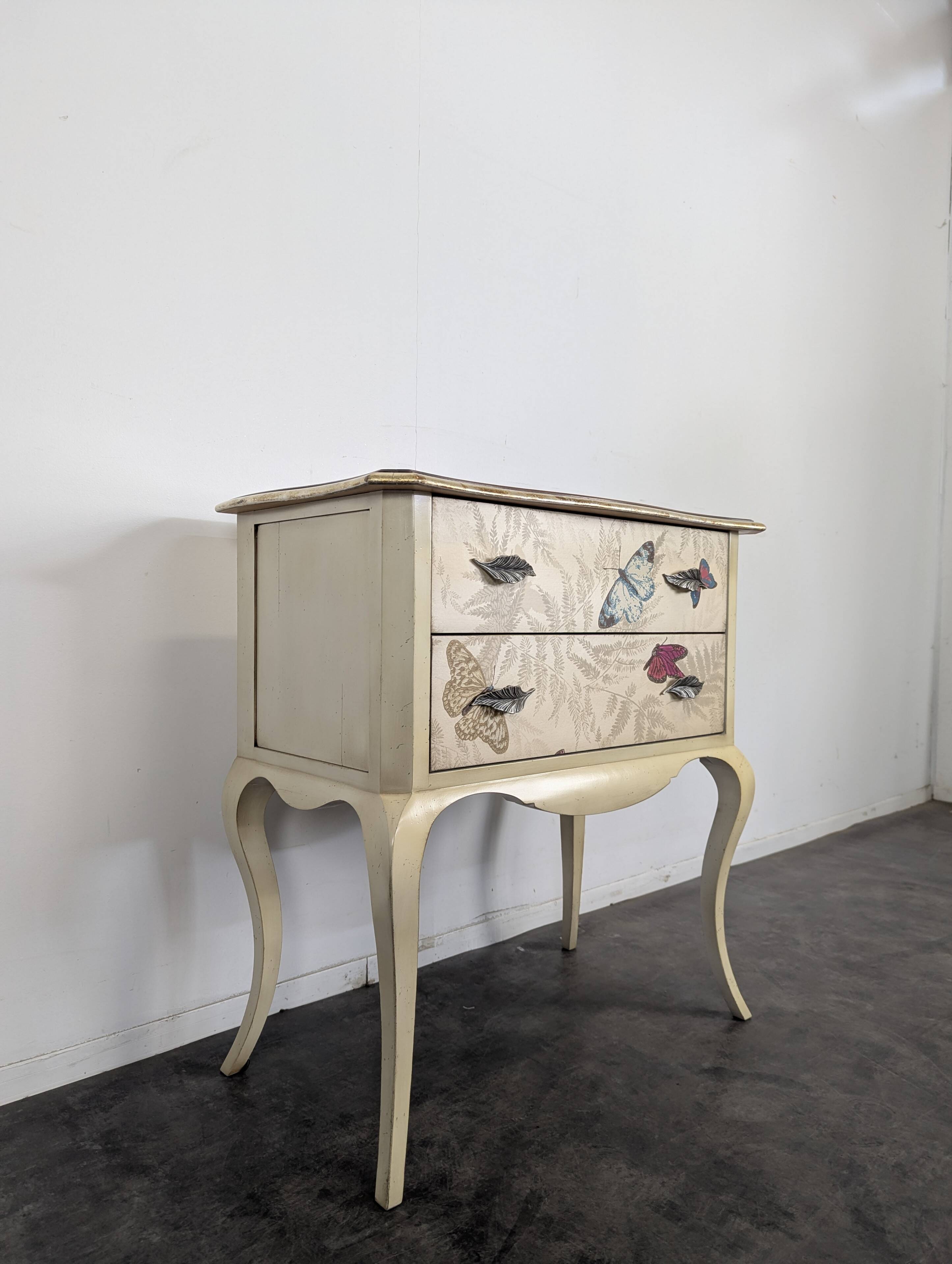 Commode Grange laquée à motif de papillons