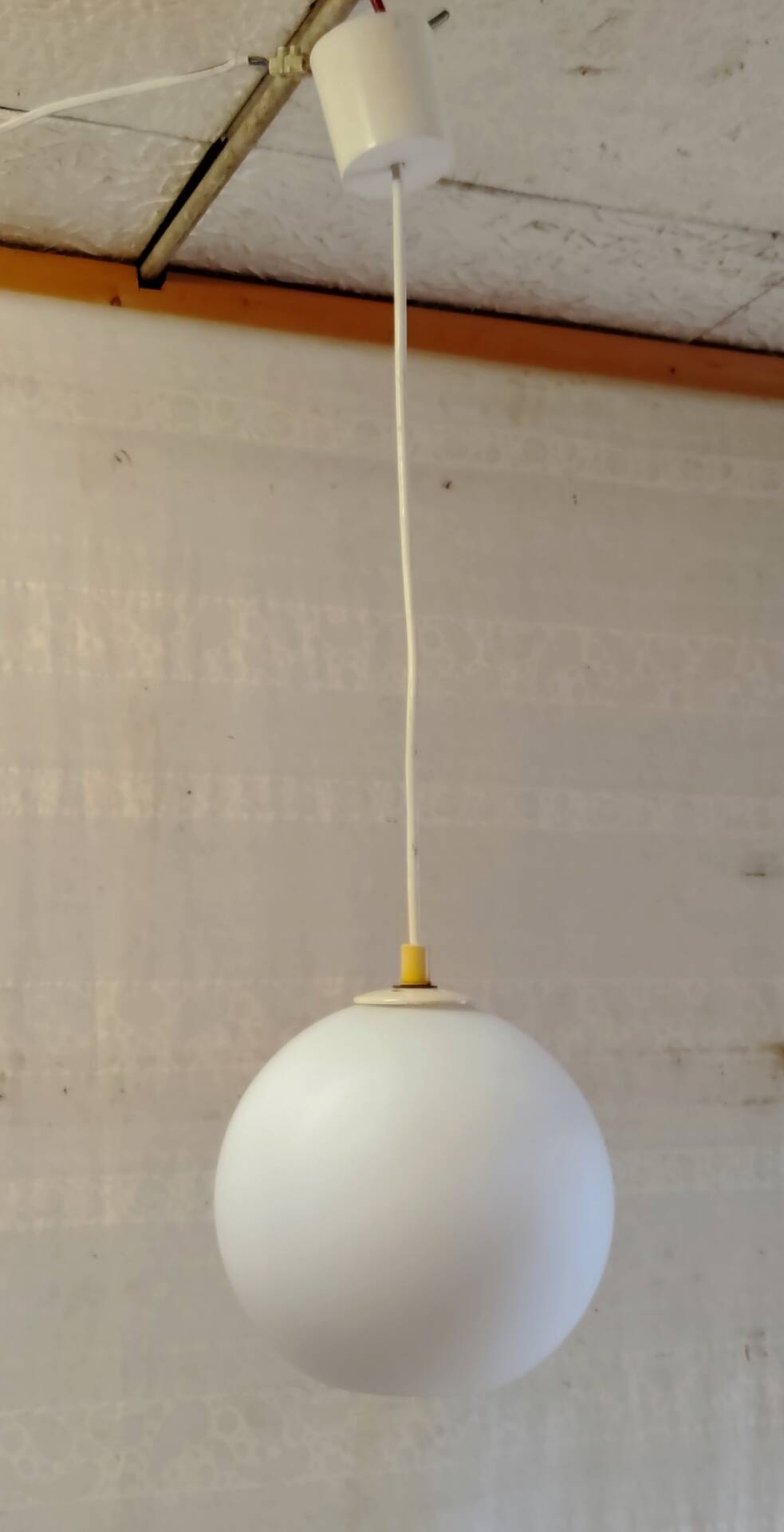 Suspension globe opaline blanche - mid. XXeme