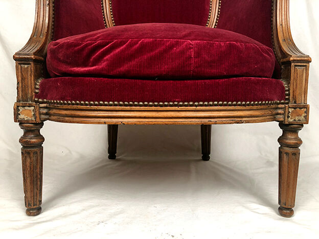 Bergère de style louis xvi garnie de velours rouge sombre, début xixe