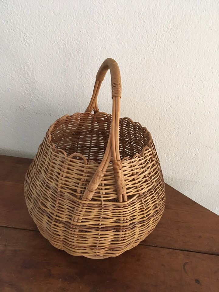 Wicker round basket.