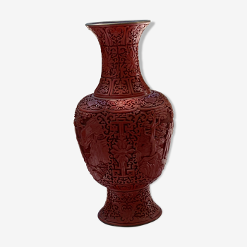 Vase chinois en laque rouge sur laiton émail