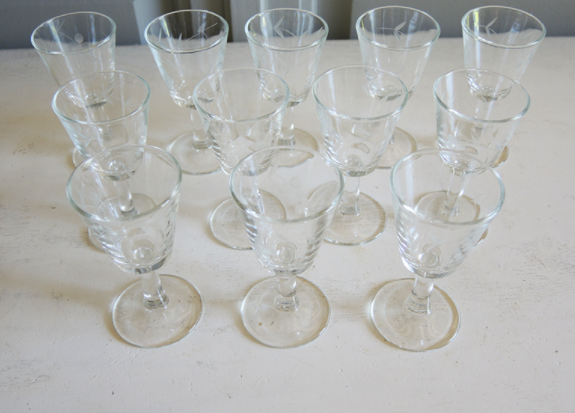 Service of 33 glasses on foot & carafe
