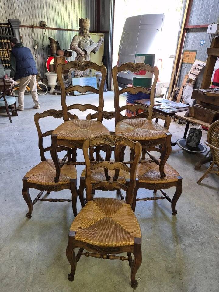 Suite de six chaises provençales en noyer, datant du début du XXe siècle