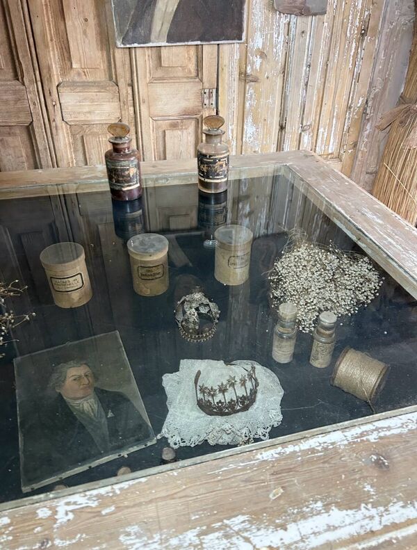 Meuble de métier ancien à vitrine, comptoir central d’exposition avec