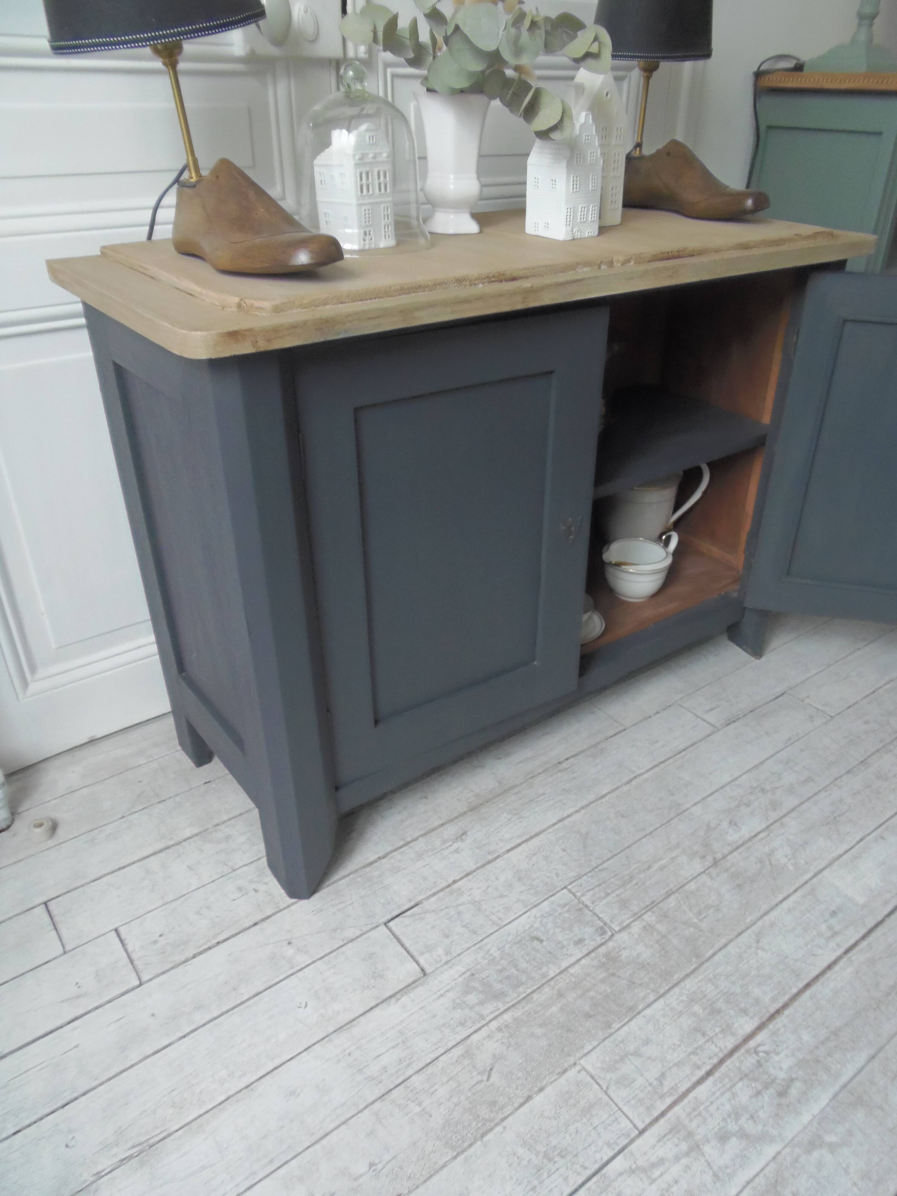 Small low Parisian sideboard re-enchanted in slate gray, medium oak waxed top.