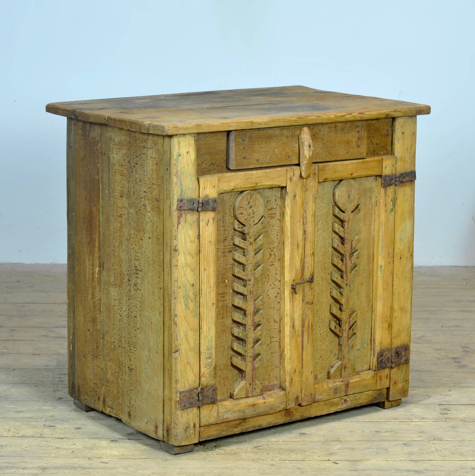 Cabinet d'art populaire, vers 1880