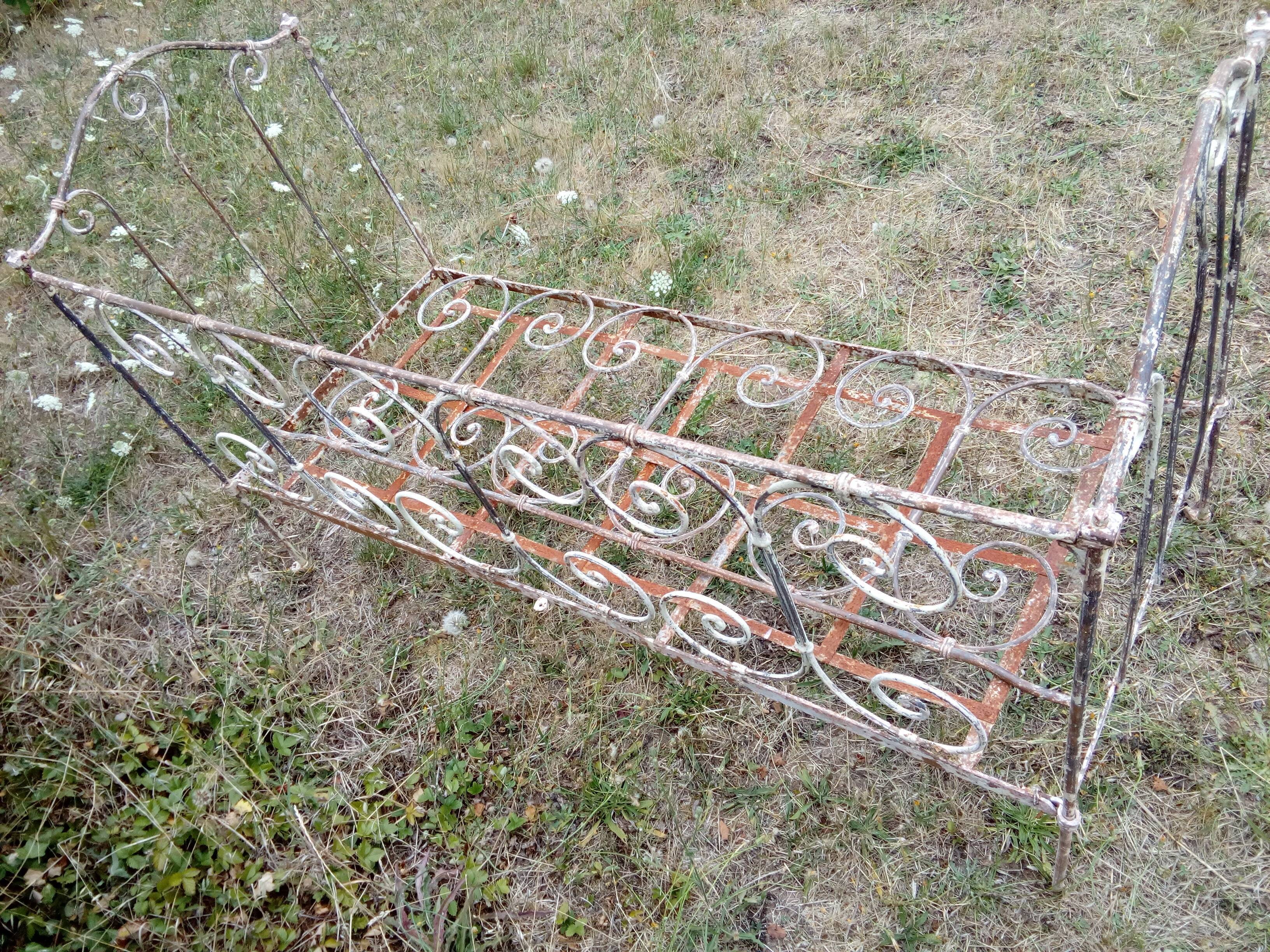 Cage iron crib
