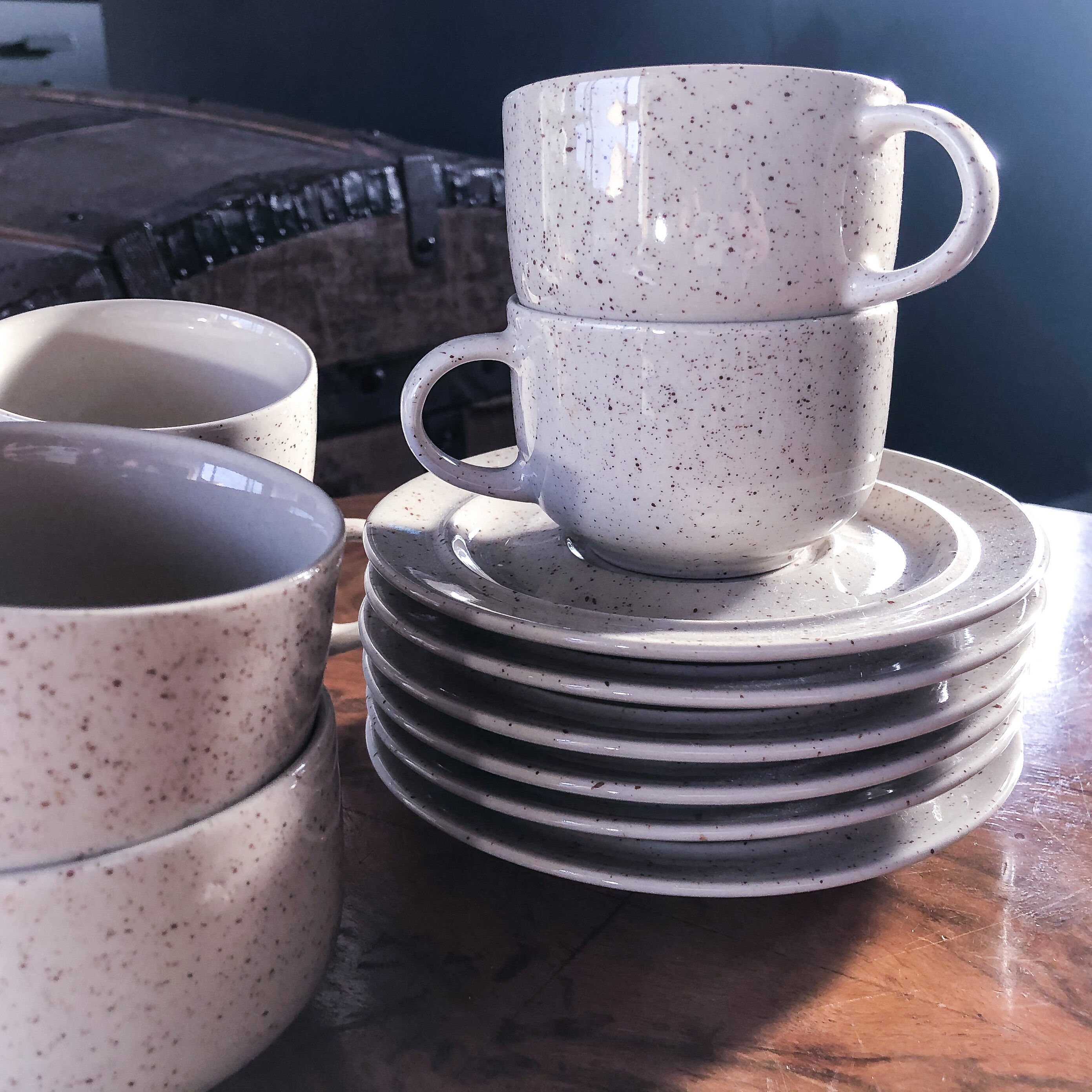 Set of 6 cups with its 6 speckled subcups