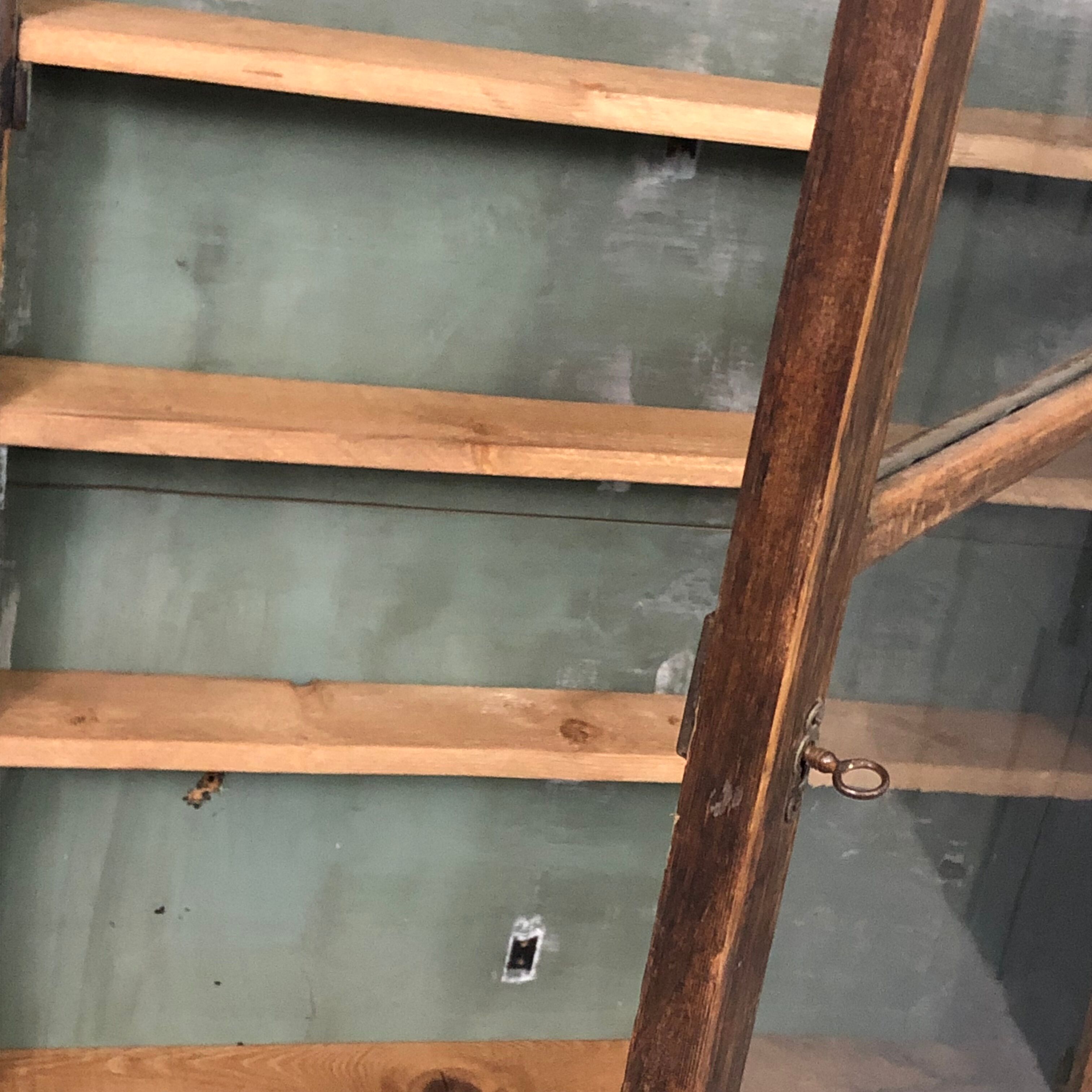 Ancienne vitrine de commerce en bois