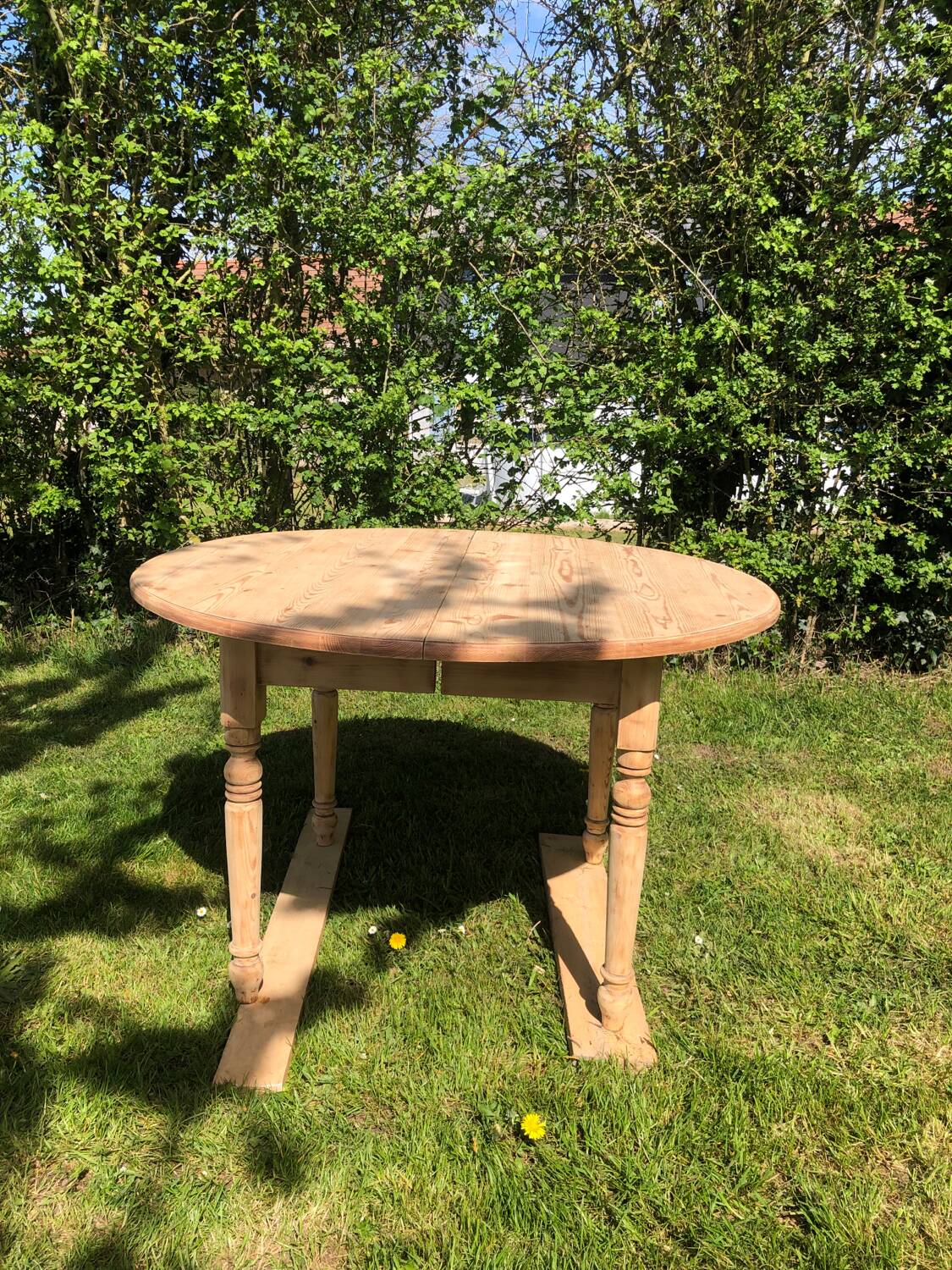 Extendable round table.