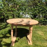 Extendable round table.