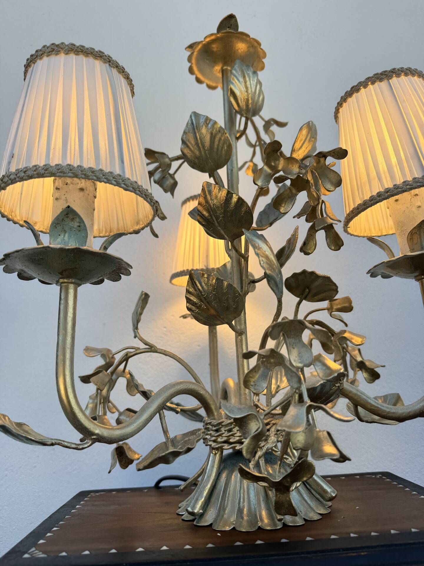 Florentine lamp with foliage from the 1970s.