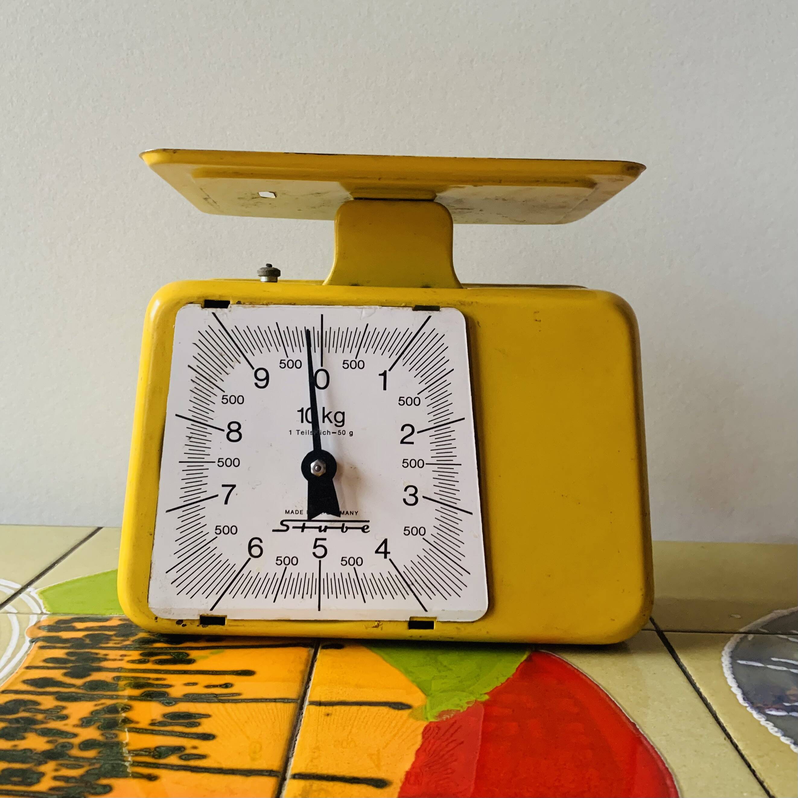 Stube - old household scale in yellow enameled metal - force 10