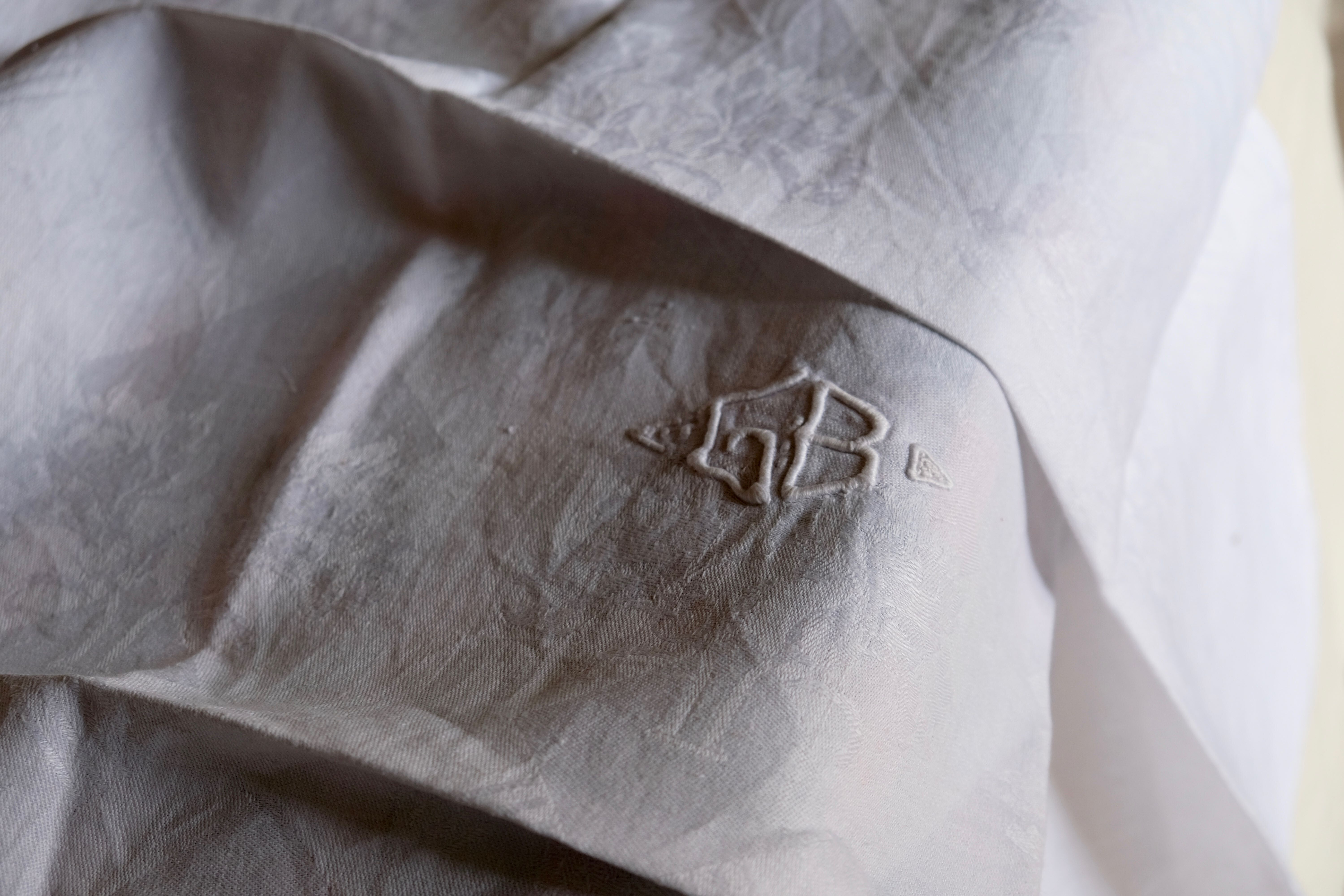 Set of 8 towels in embroidered damask white linen