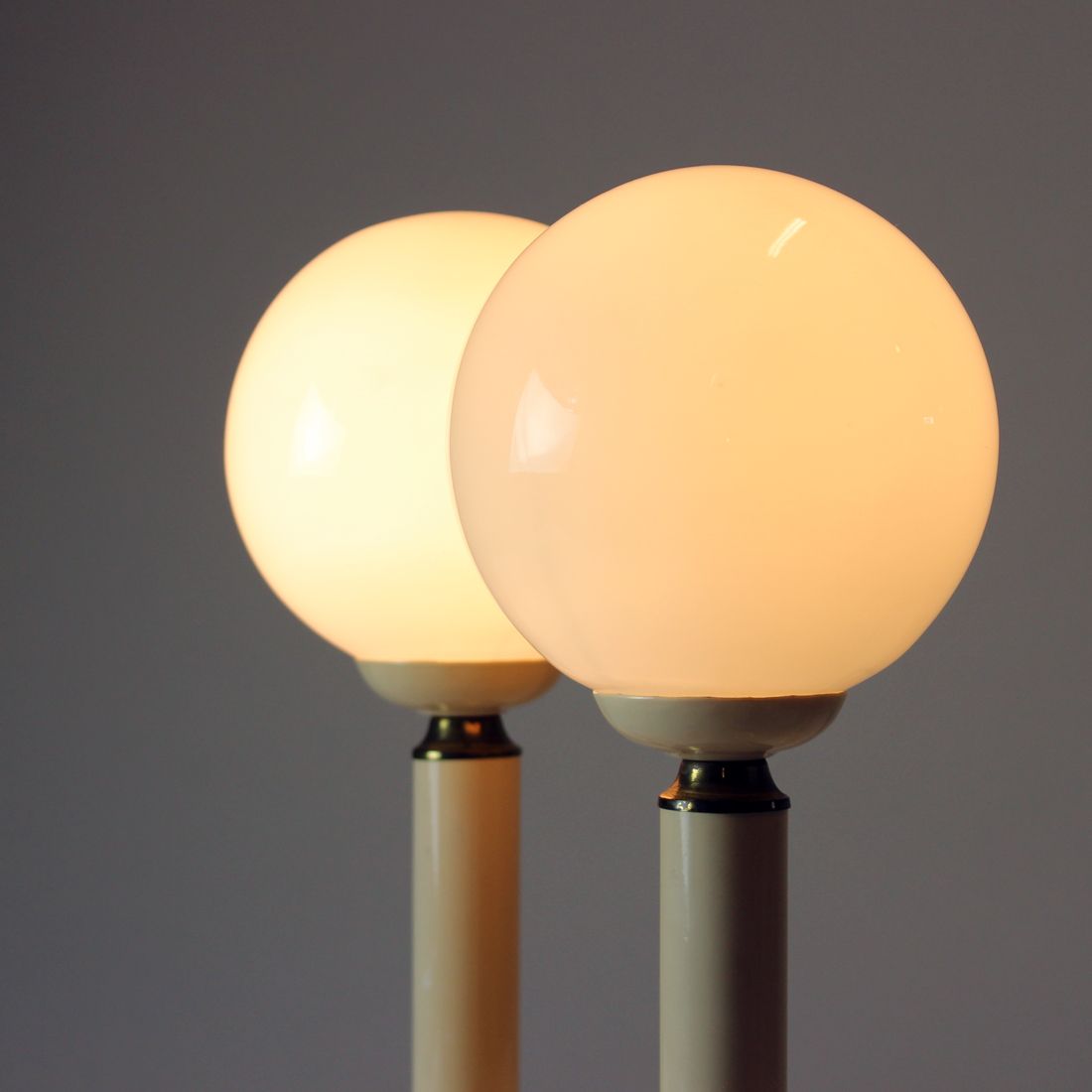 Paire de lampes en verre opalin, Tchécoslovaquie années 1970