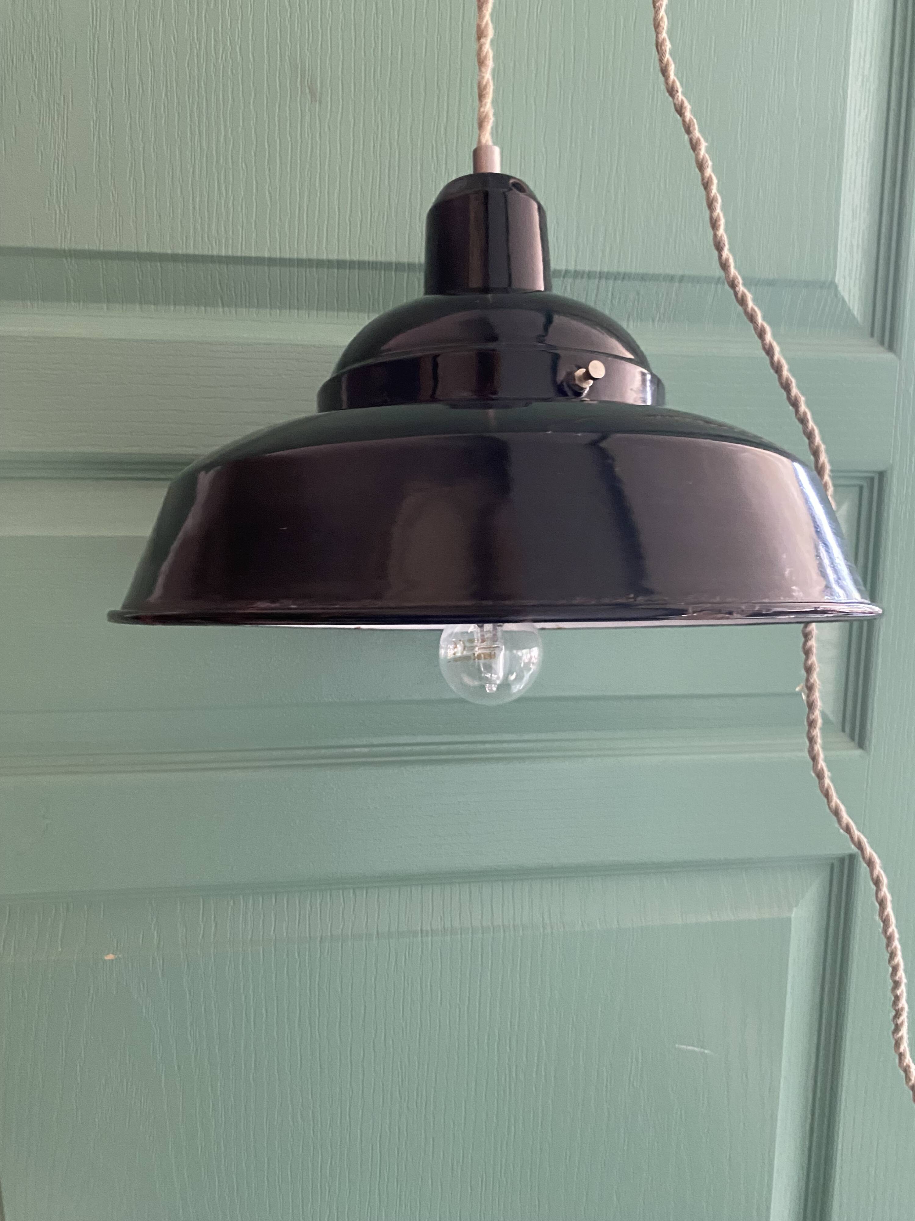 Enamelled sheet metal pendant light, fabric cable