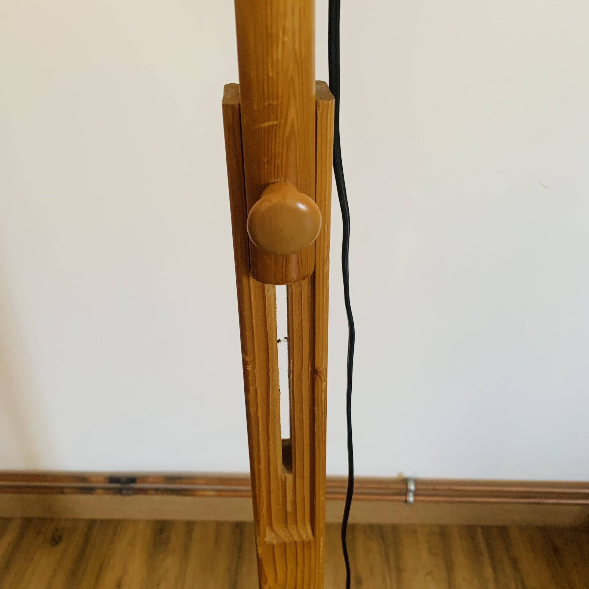 Articulated vintage floor lamp in pine – Scandinavian craftsmanship