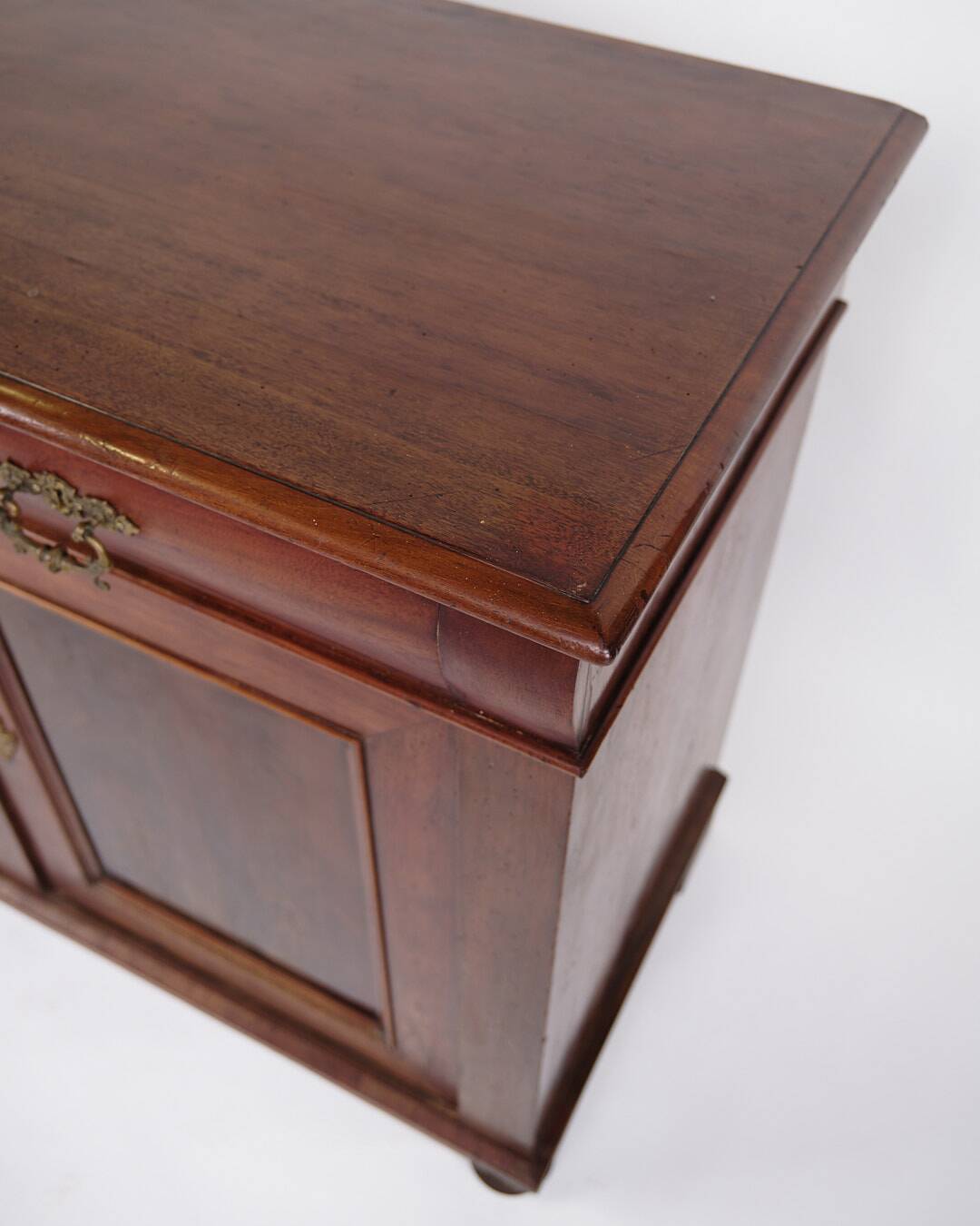 Low antique sideboard - hand polished mahogany - fixed shelves - 1880s