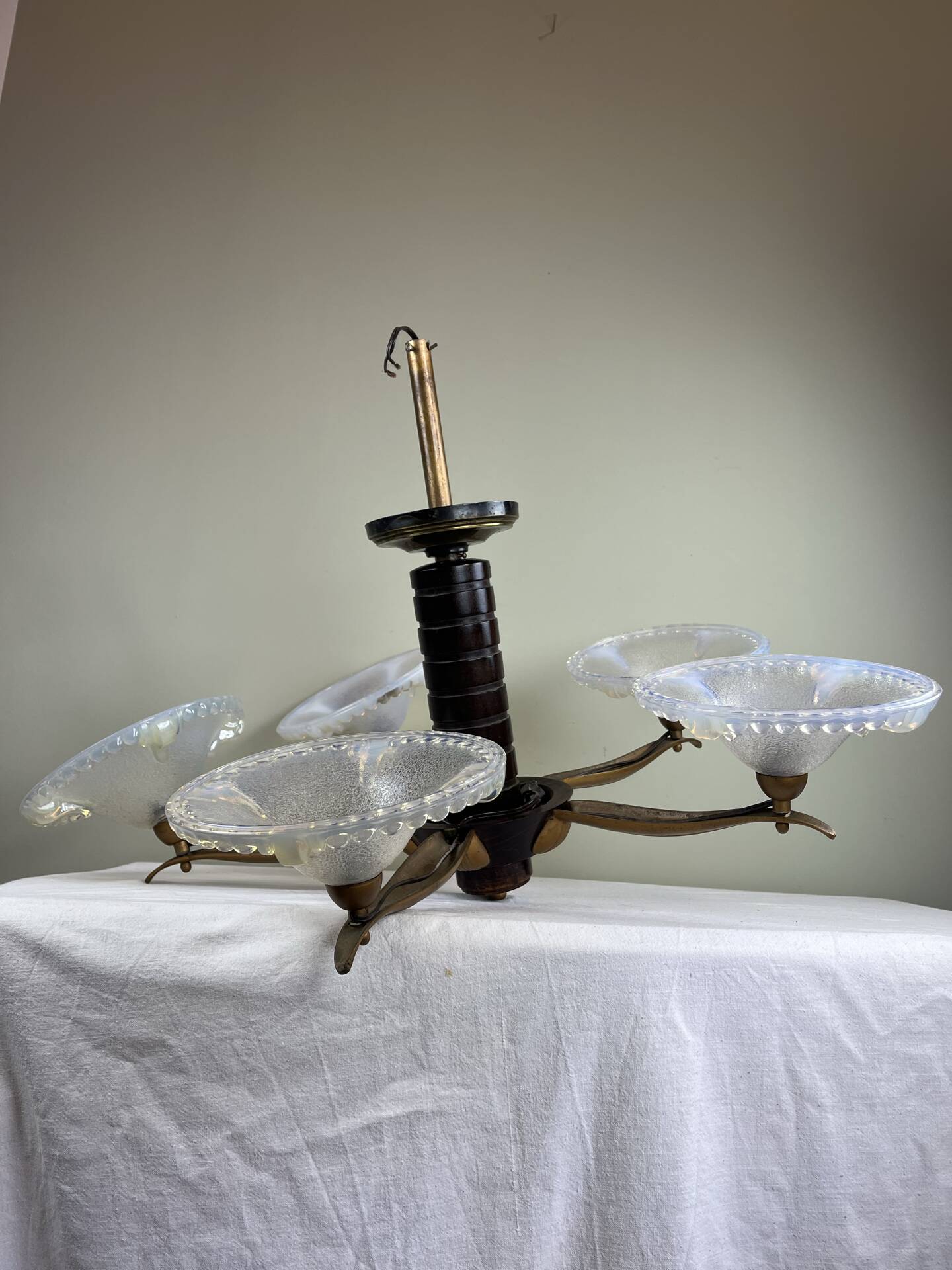Lustre moderniste français en bois, laiton et verres opalescents