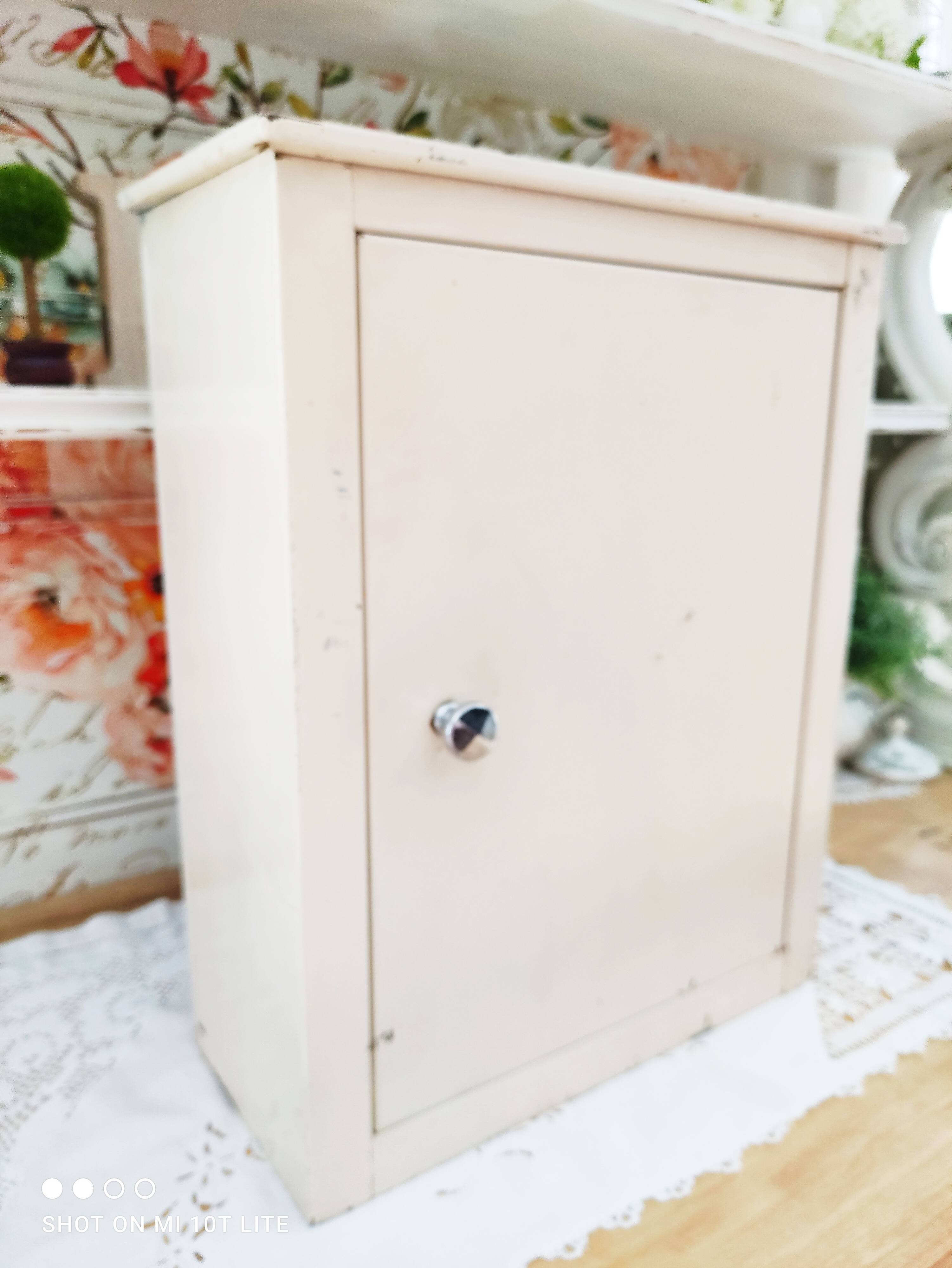 Armoire à pharmacie vintage années 50 en métal beige patiné
