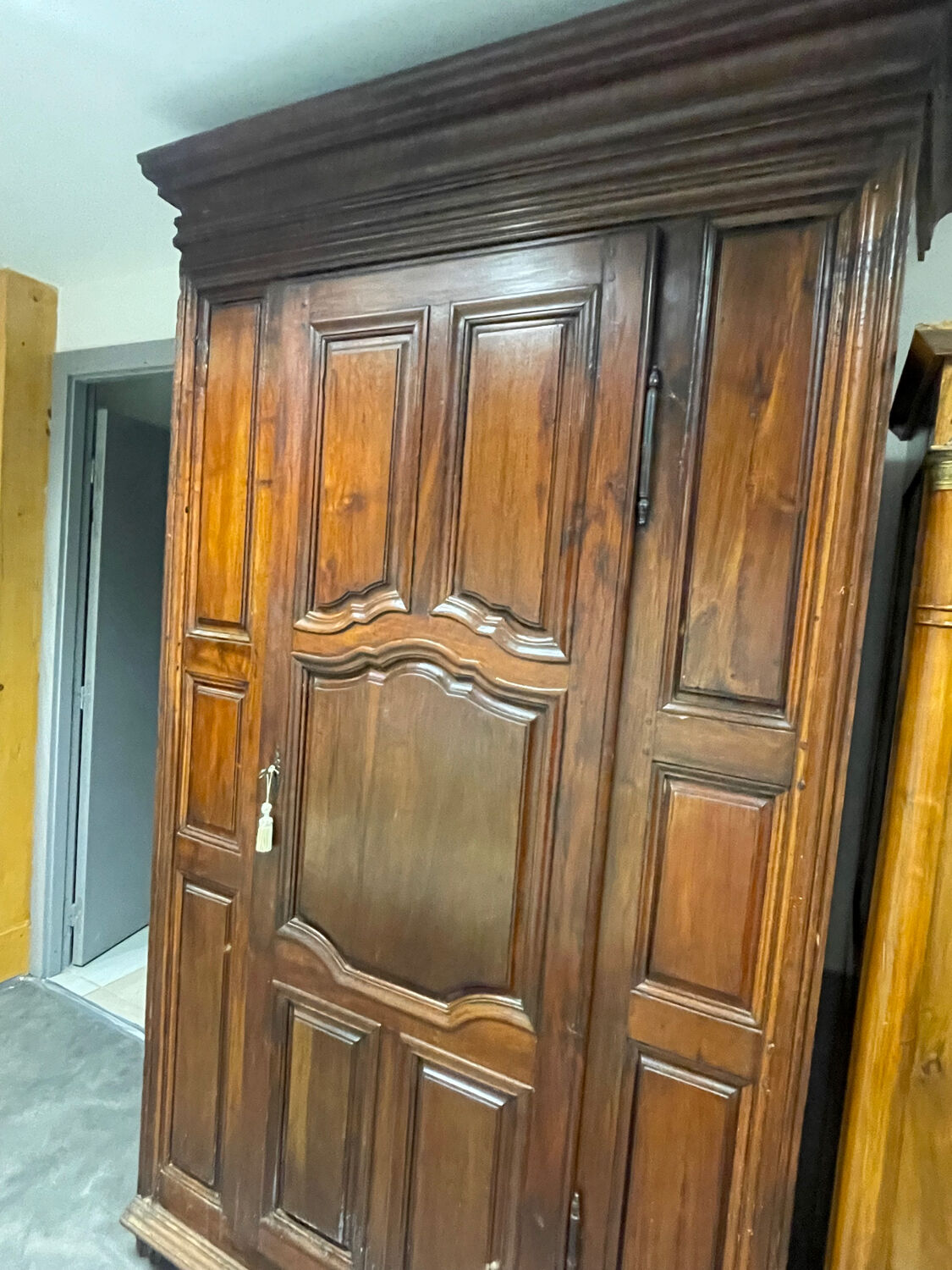 Armoire penderie d’époque en chêne massif