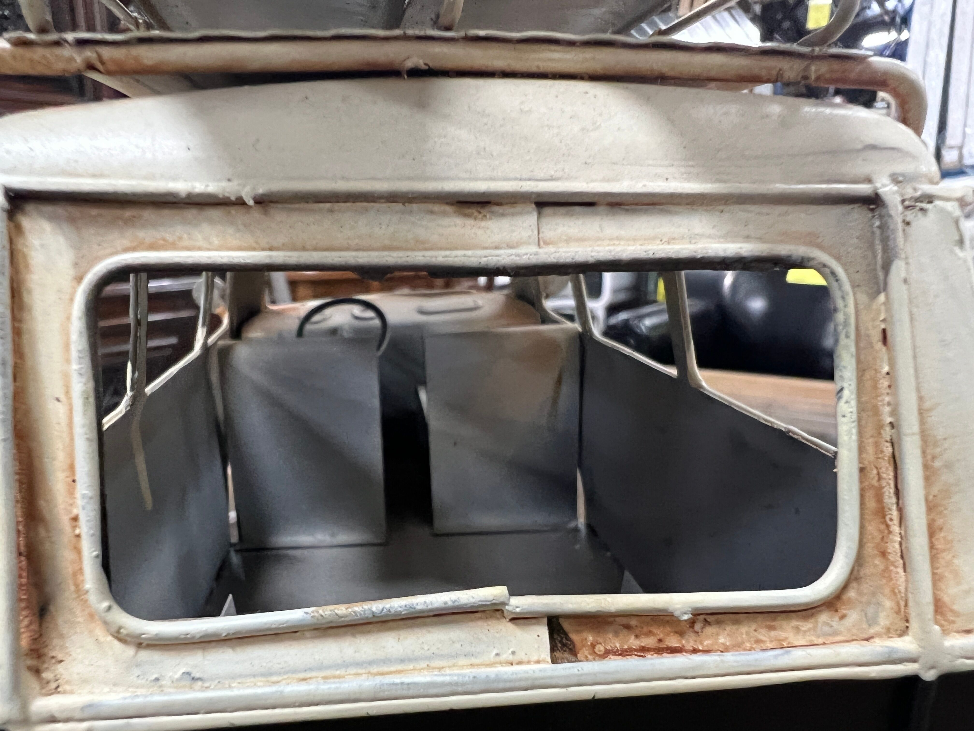 Voiture de camping vintage en miniature