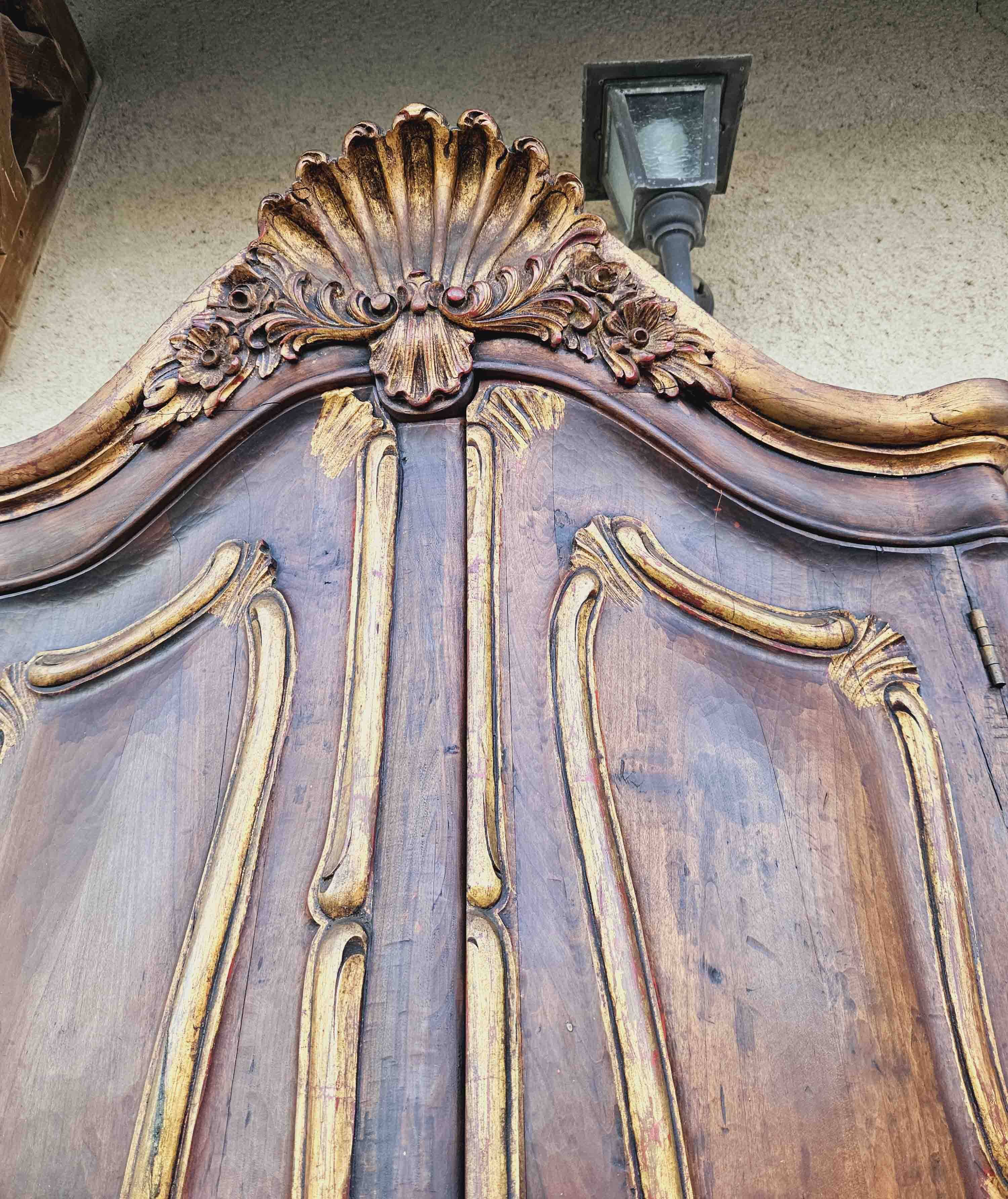 Rounded buffet in venetian baroque style