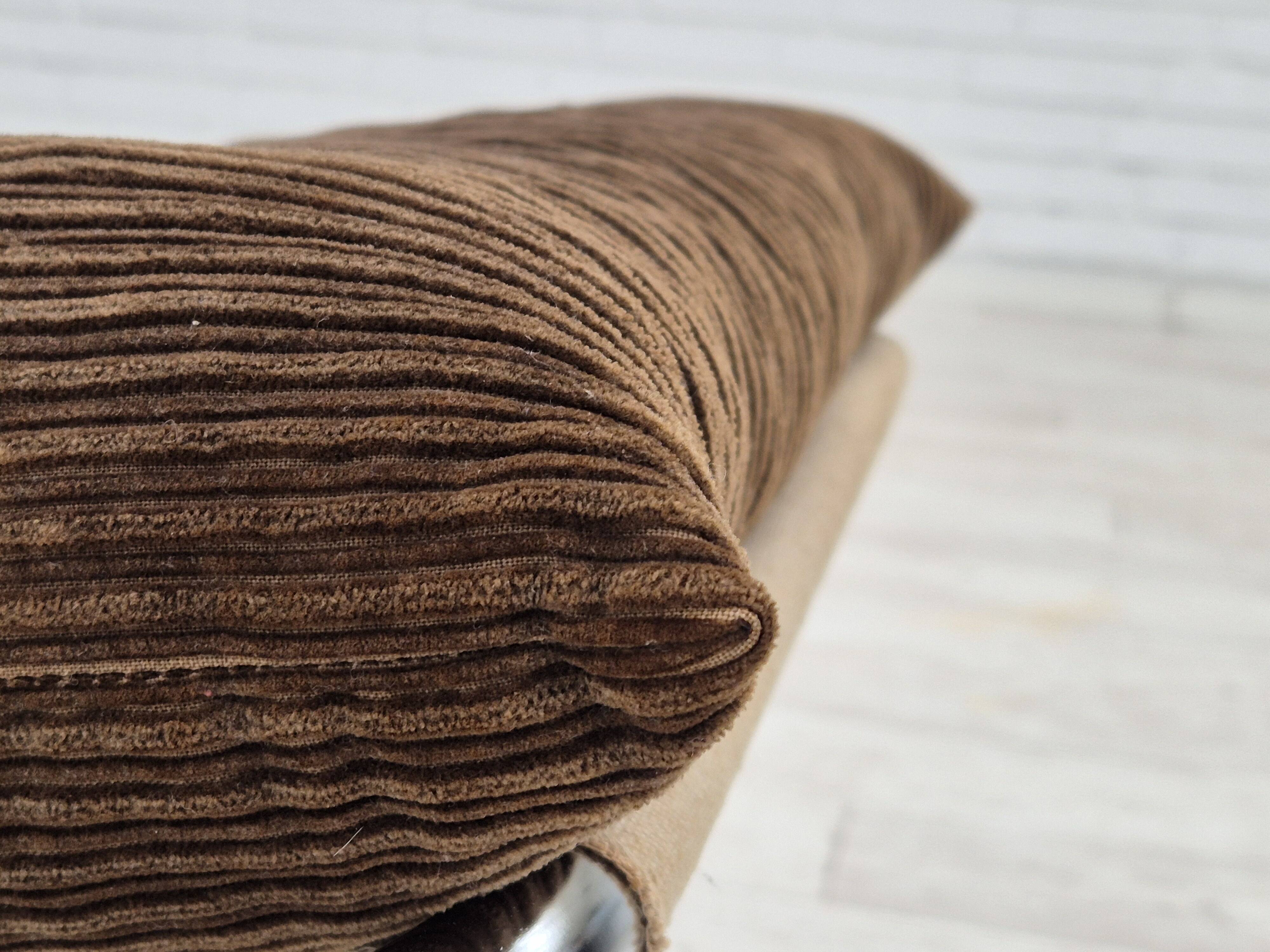 1970s, British design by Peter Hoyte, "Sling" lounge chair, corduroy, original condition.