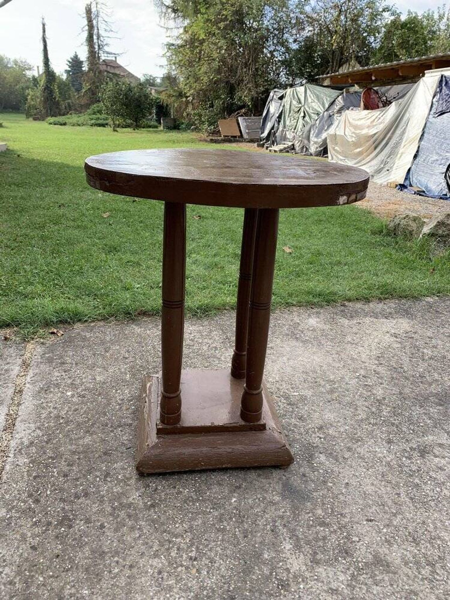 1930s Art Deco round side table in painted brown wood — column leg base