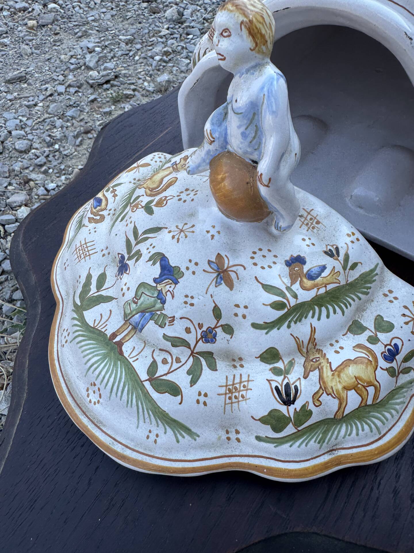 Wall fountain and its basin in Moustiers earthenware, handmade decoration.
