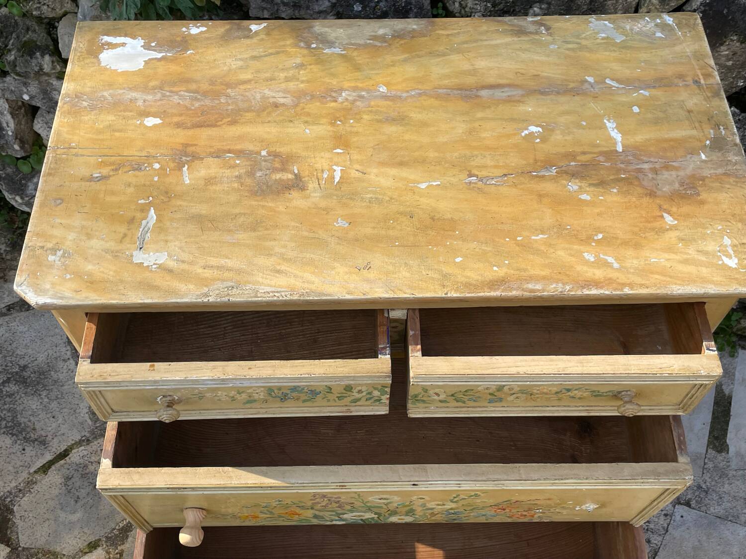 Commode en bois peint a décor de fleurs