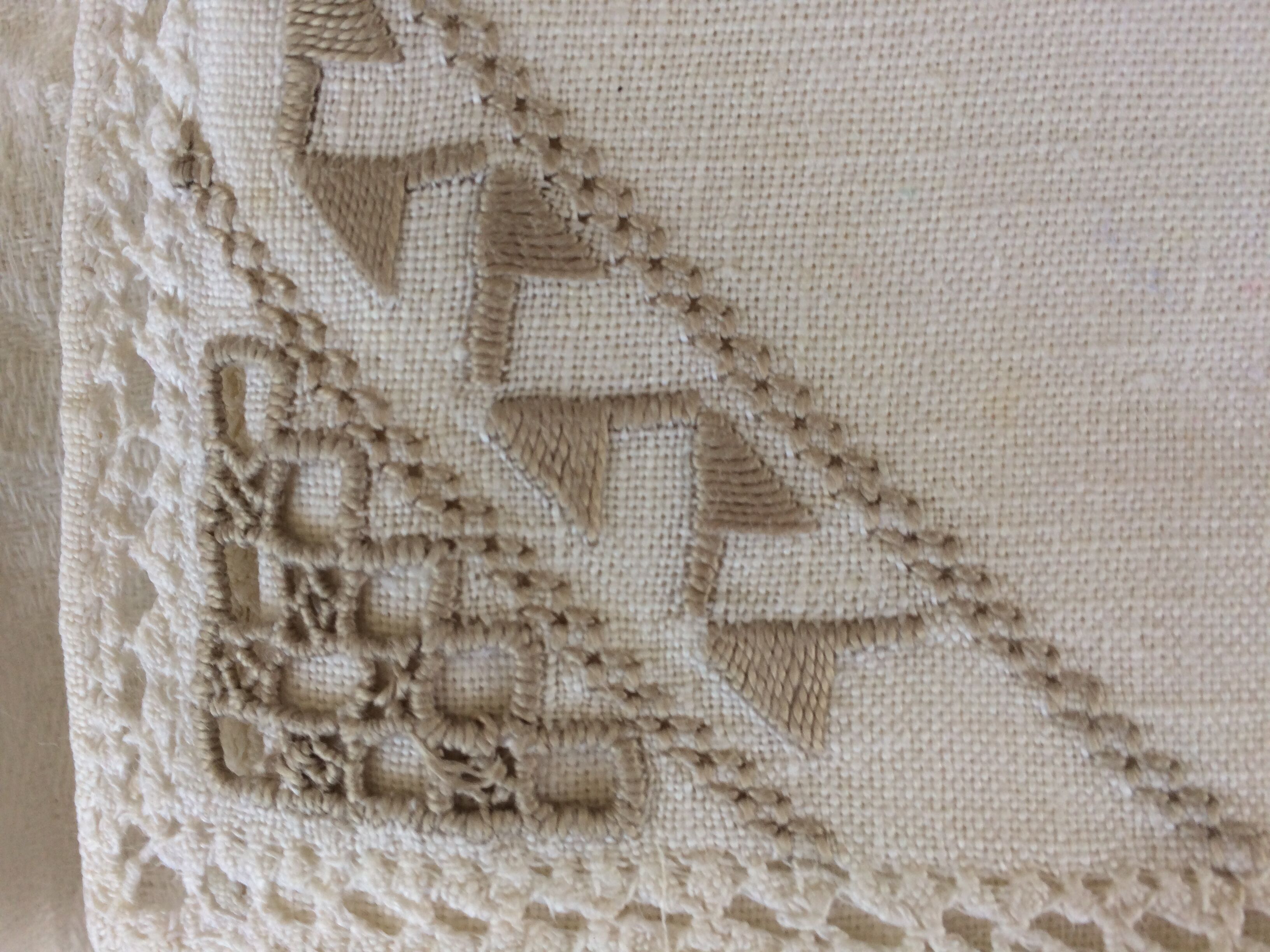 6 serviettes en lin écru avec broderies beige faites main.