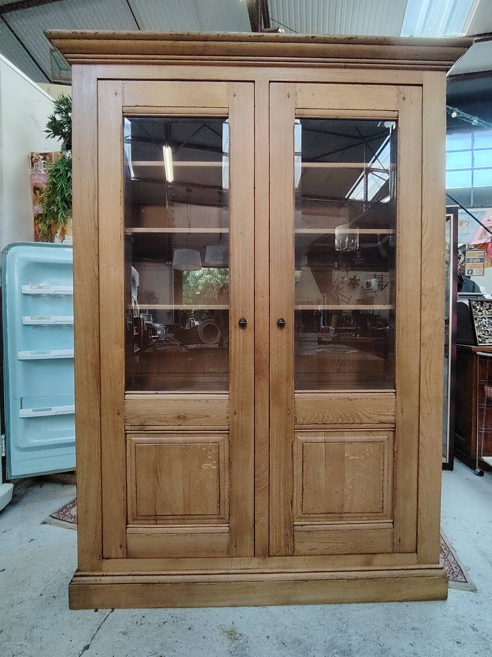 Grande vitrine ancienne en bois massif blond façon meuble d'apothicaire