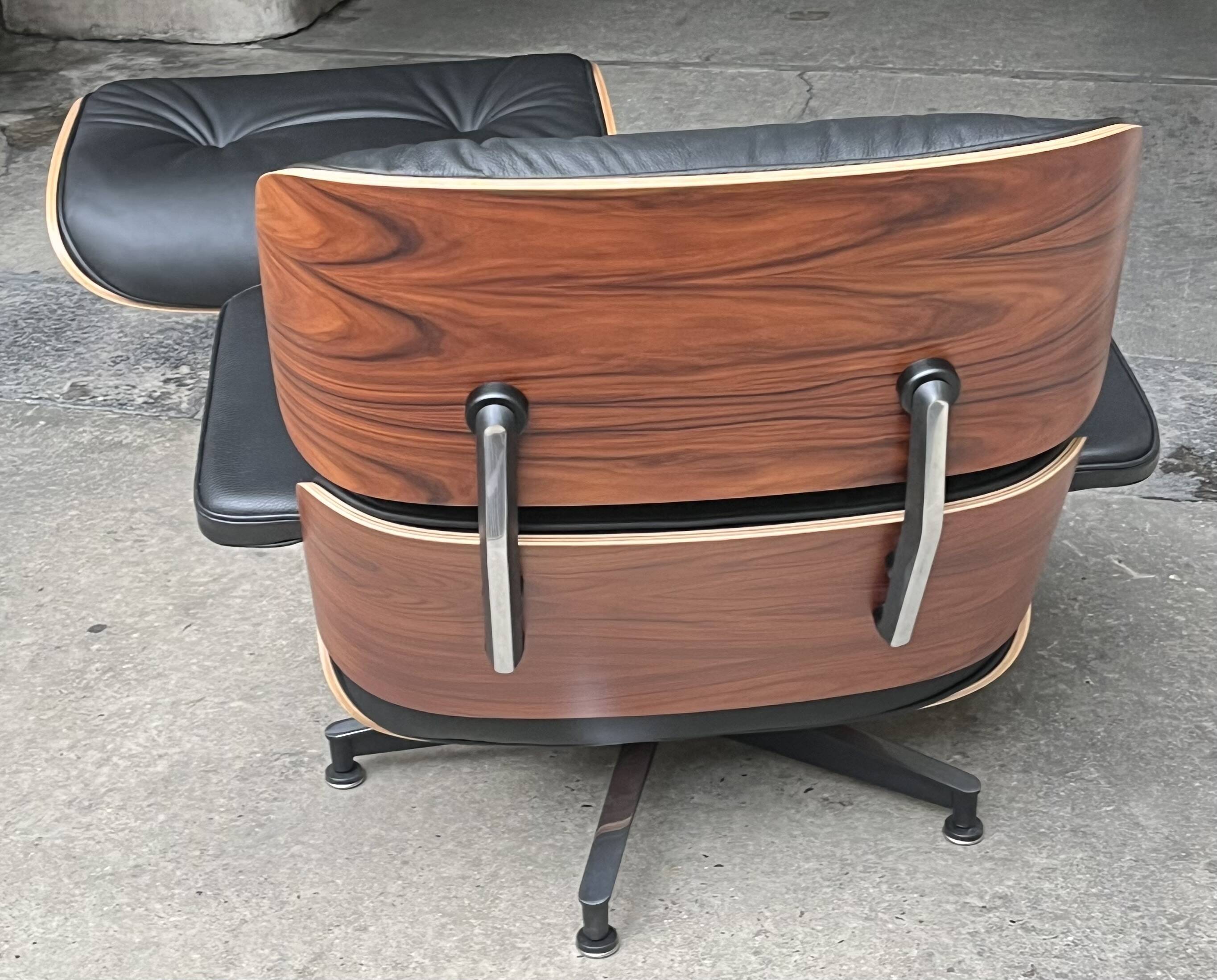 Fauteuil et ottoman Charles Eames en bois de palissandre et cuir