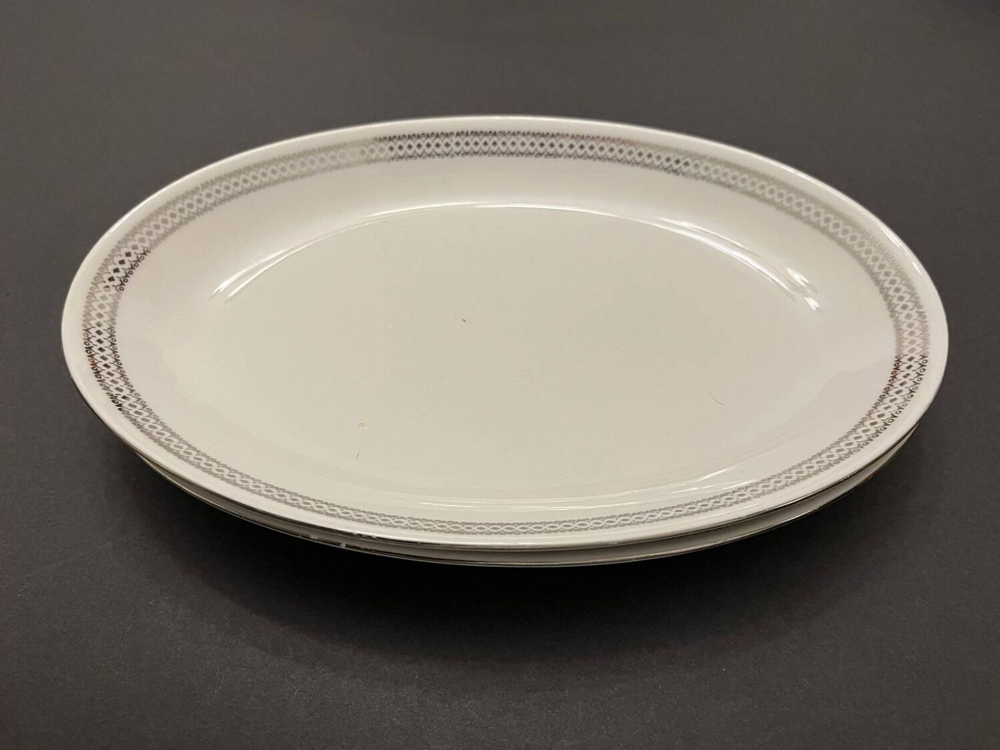 2 plats ovales en porcelaine