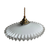 Suspension en opaline avec griffe en laiton