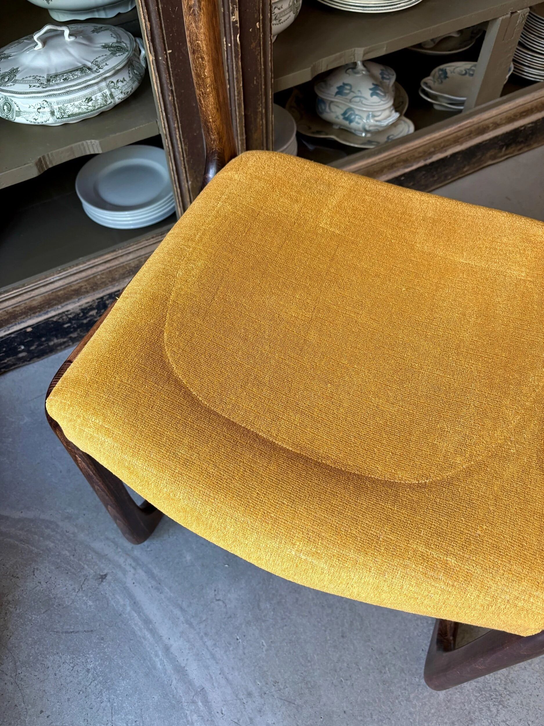 Chaise Baumann modèle "Traîneau" en bois foncé et coton ocre