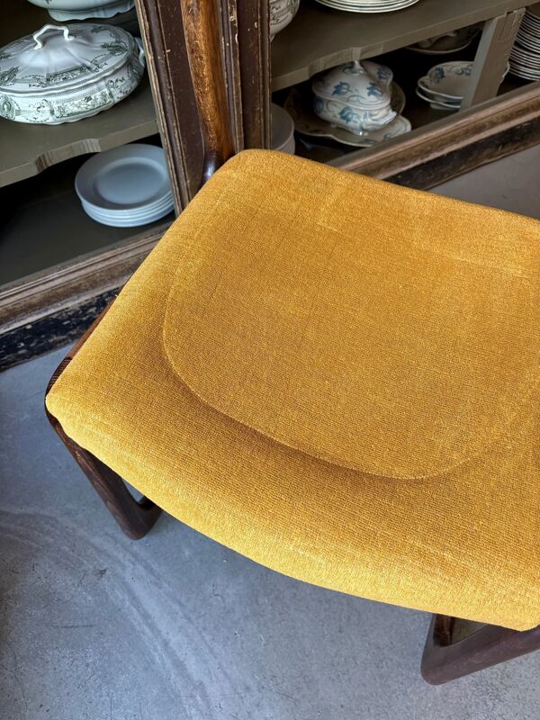 Chaise Baumann modèle ''Traîneau'' en bois foncé et coton ocre