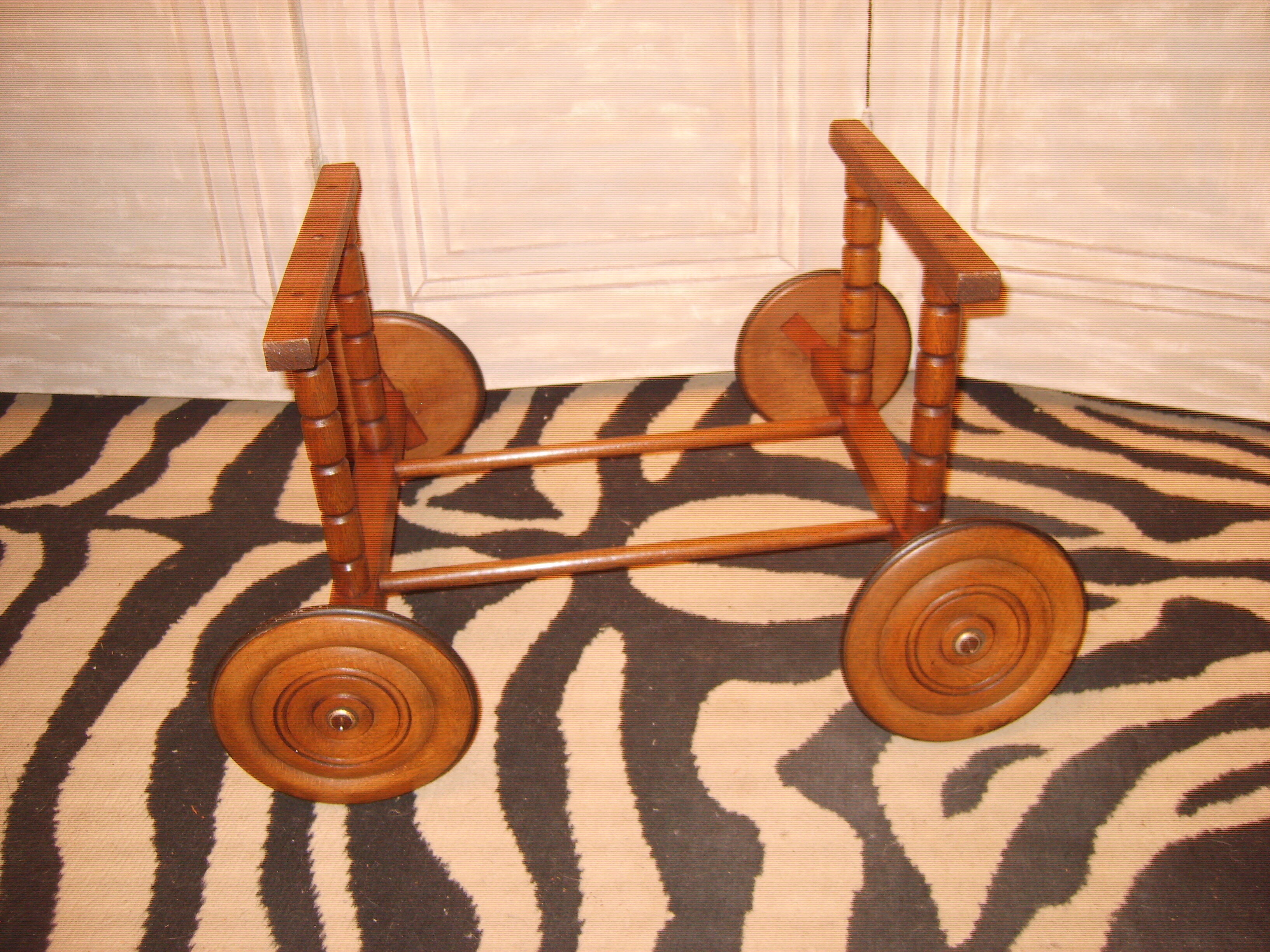 Rattan cradle on wheels