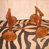 Cradle in rattan on wheels