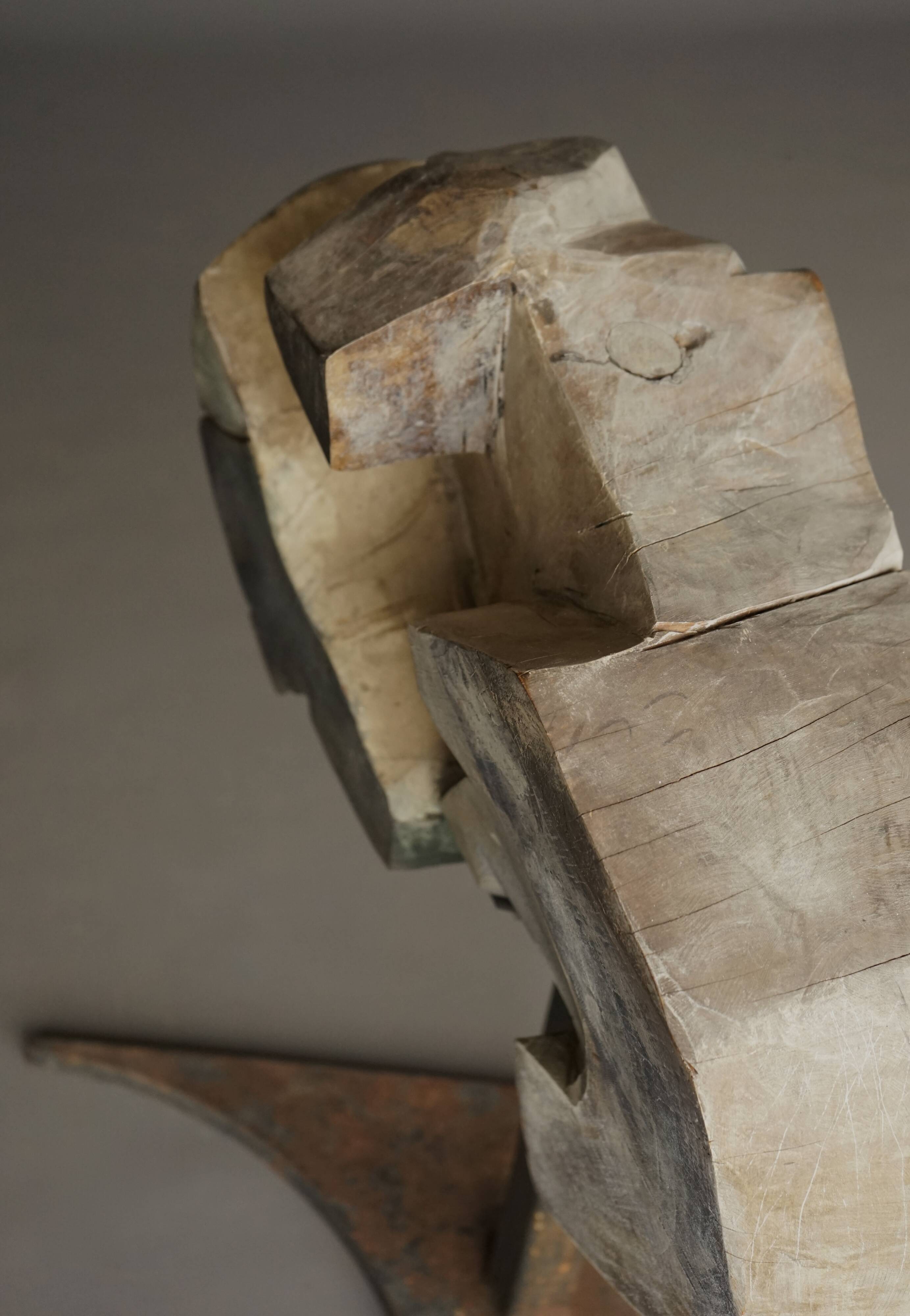 Sculpture abstraite brutaliste en bois et métal sculptés, années 1970