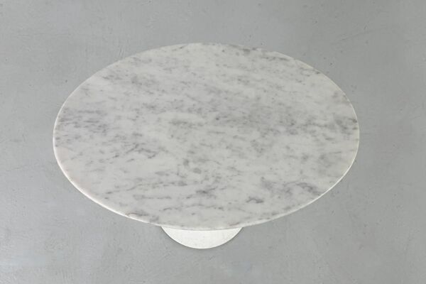 Guéridon Tulipe ovale par Eero Saarinen pour Knoll International – 1960