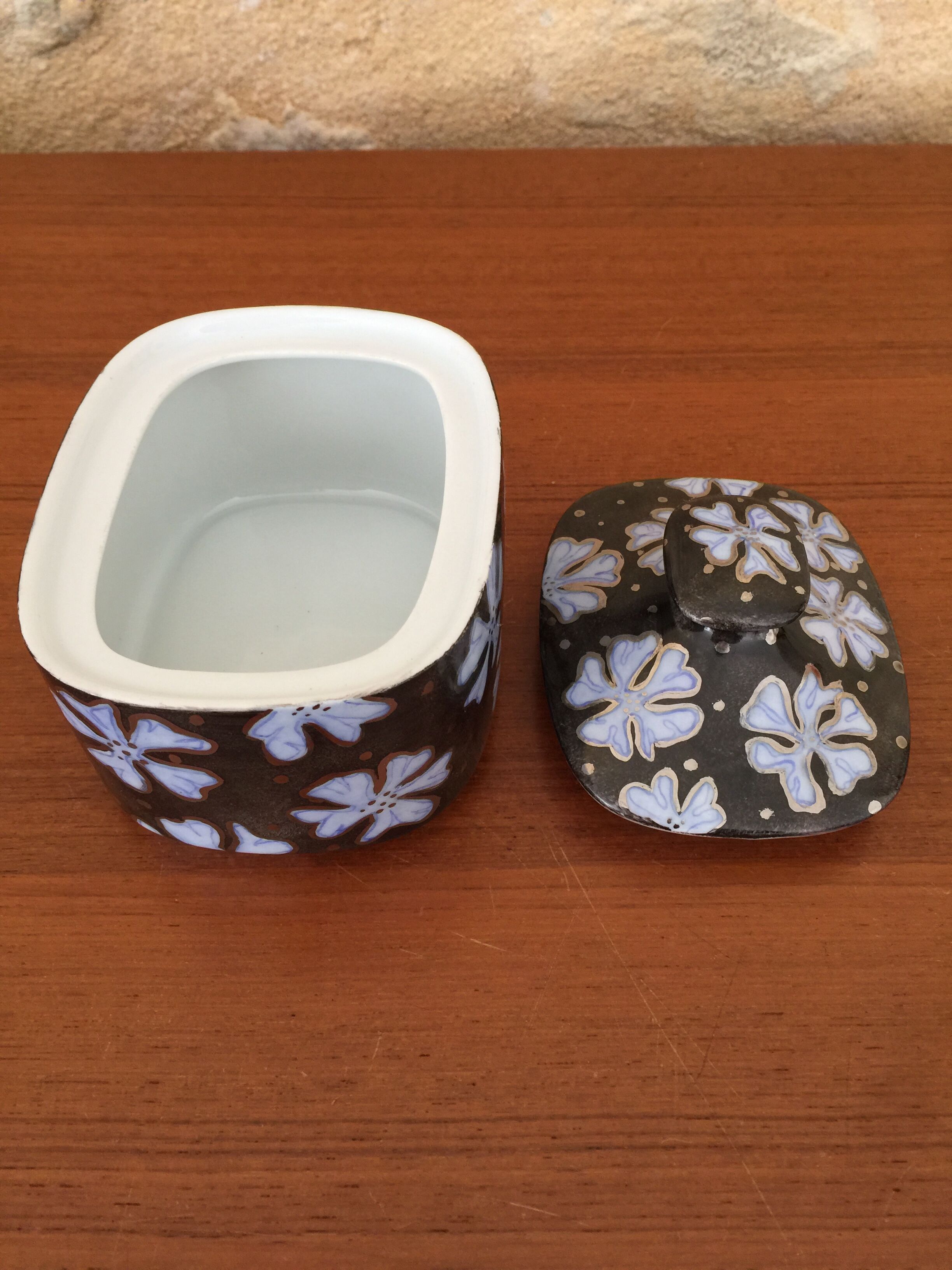 Porcelain covered pot