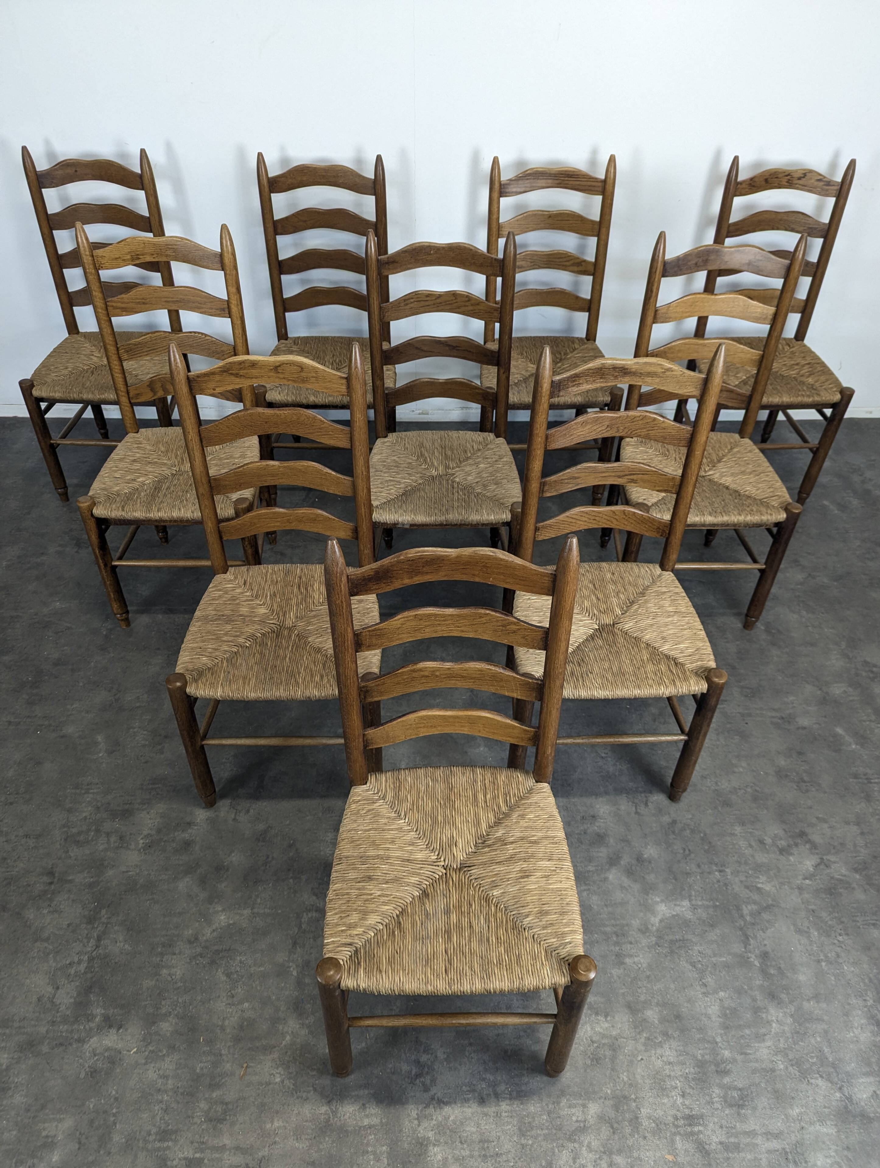 Série de 10 chaises dans l'esprit de Charlotte Perriand